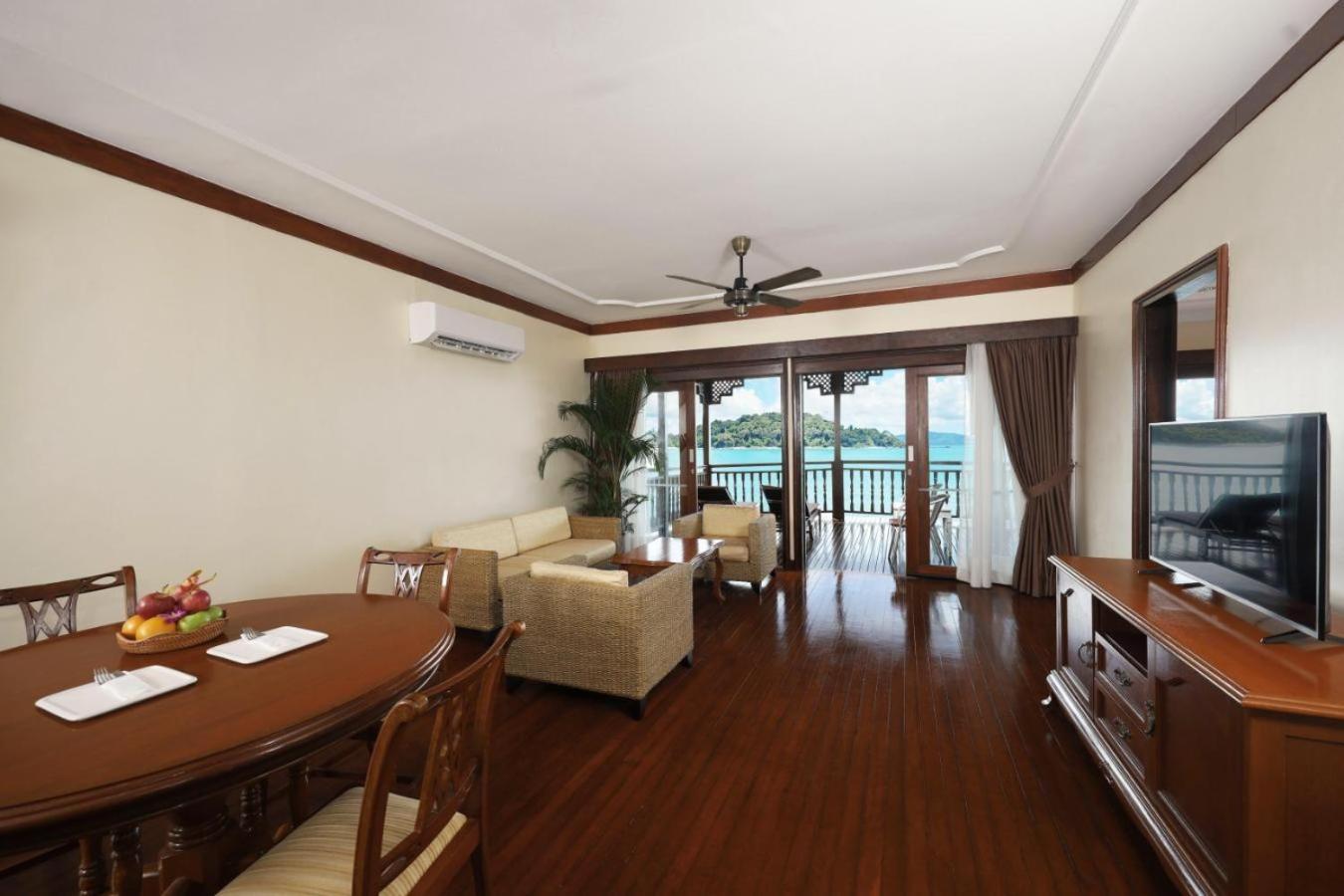 One Bedroom Suite on Water - Photo 8