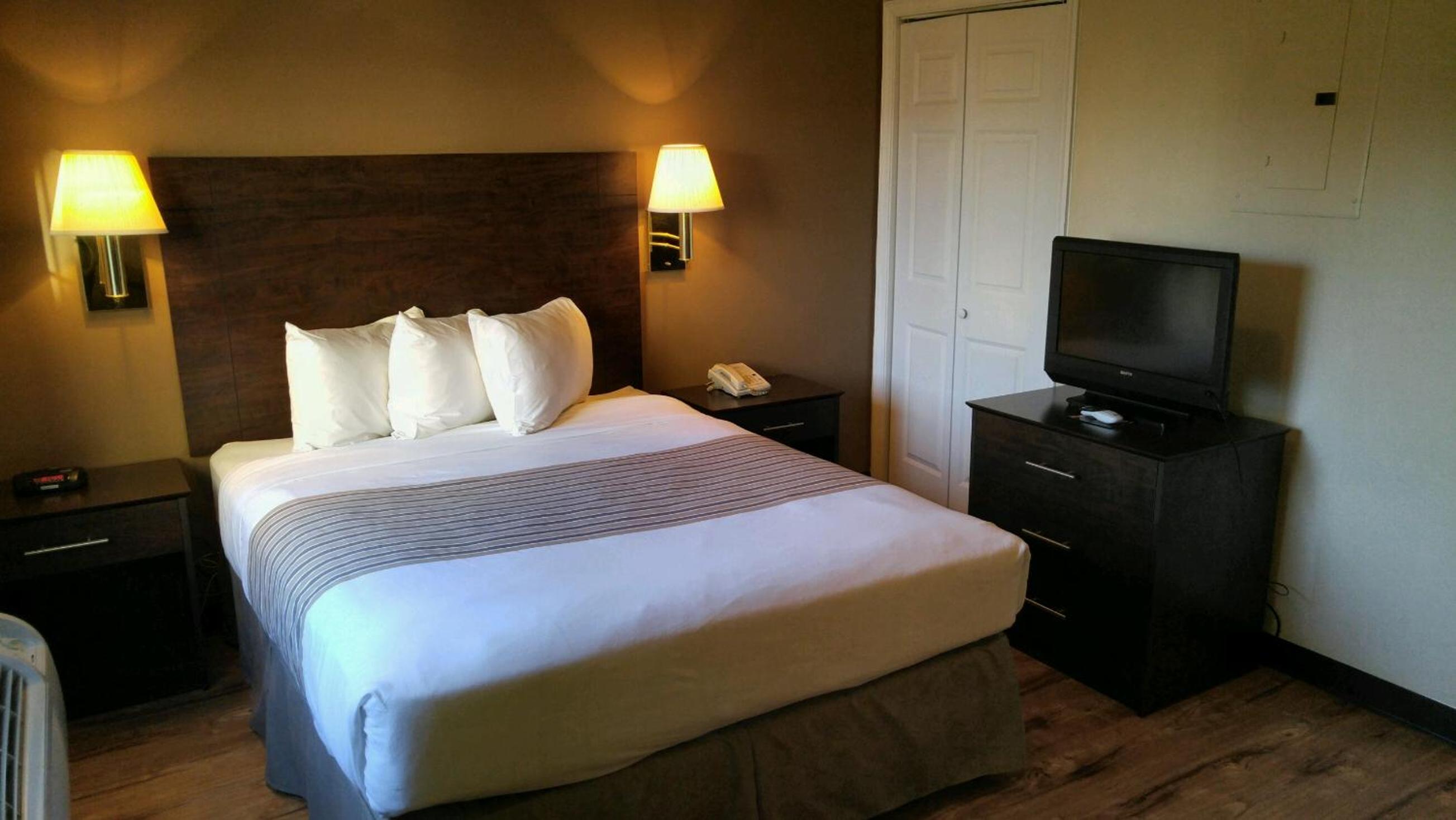 Queen Room - Non-Smoking - Photo 1