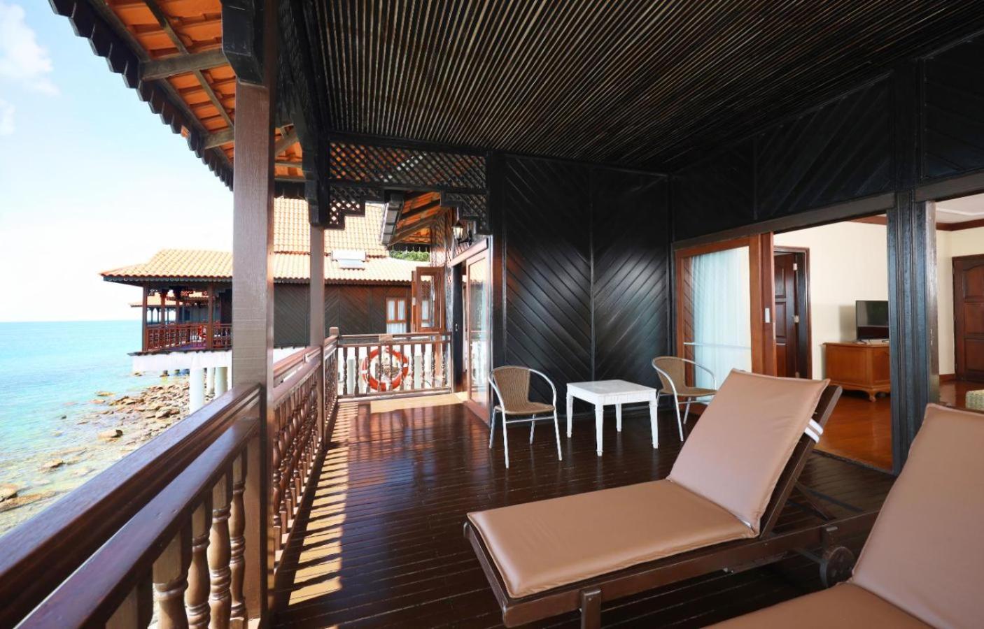 One Bedroom Suite on Water - Photo 3