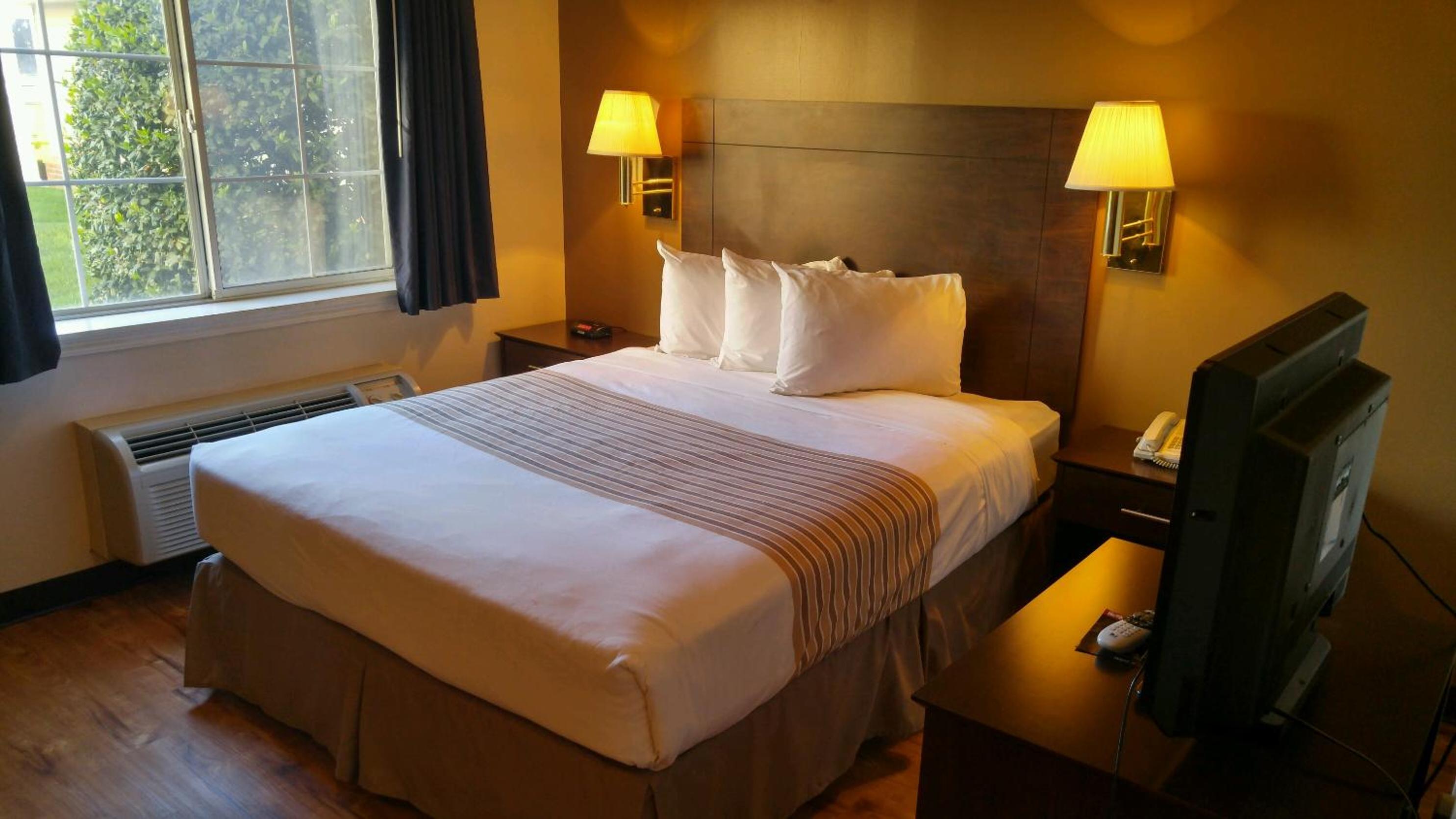 Queen Room - Non-Smoking - Photo 3