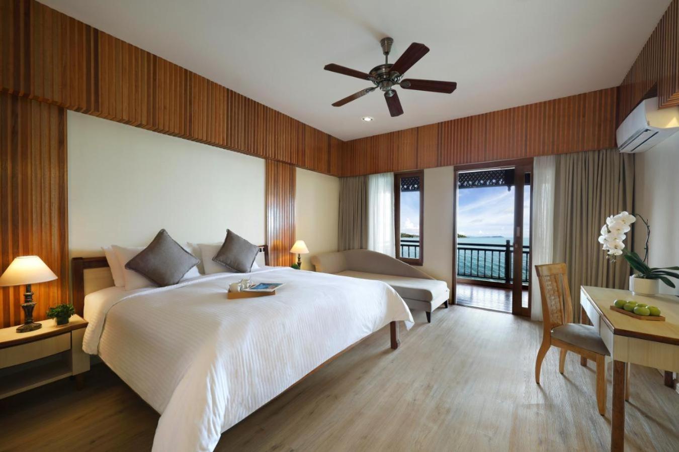 Premier Chalet On Water - Photo 12