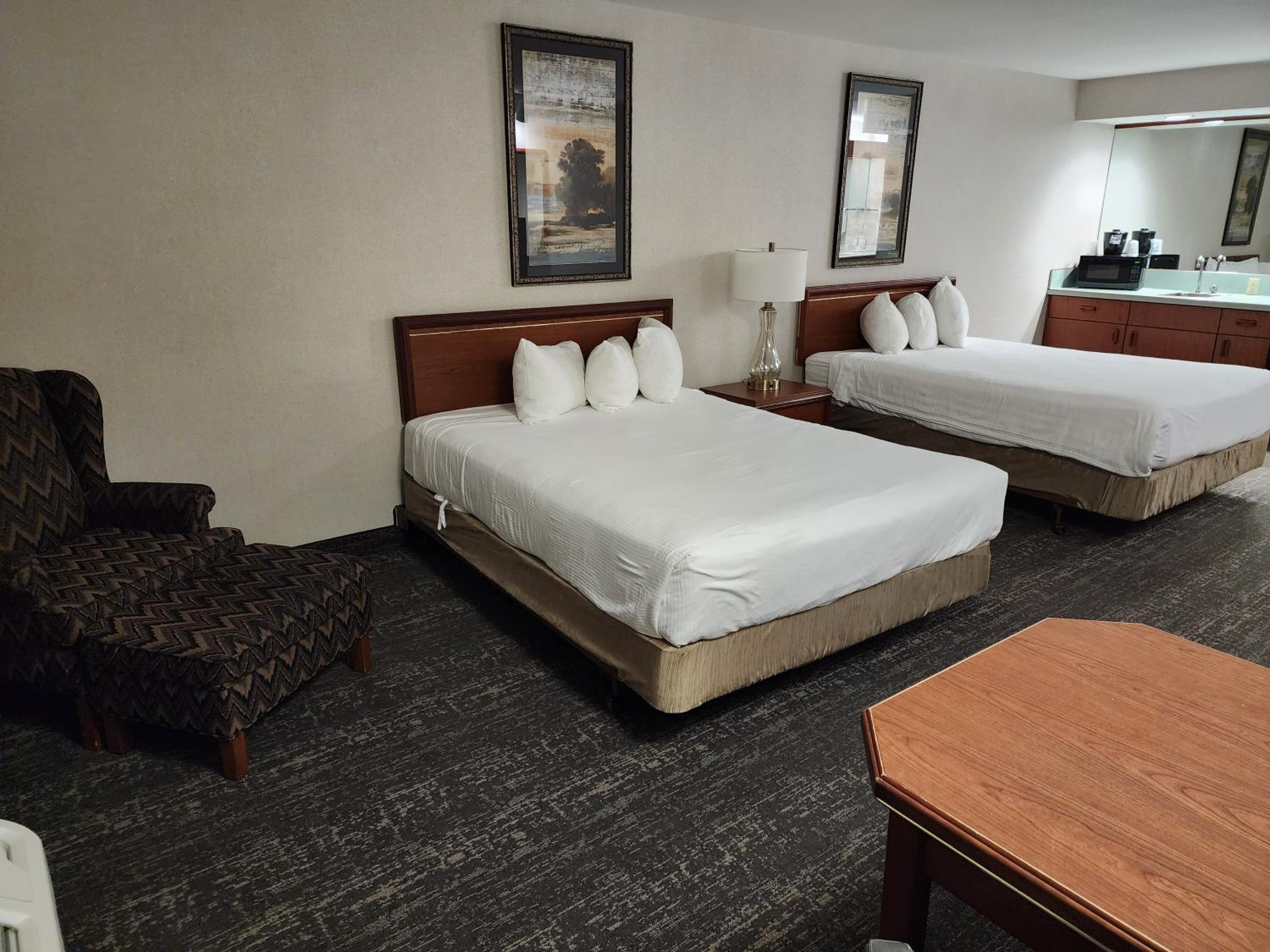 Executive Mini Suite 2 Queen Beds photo 1