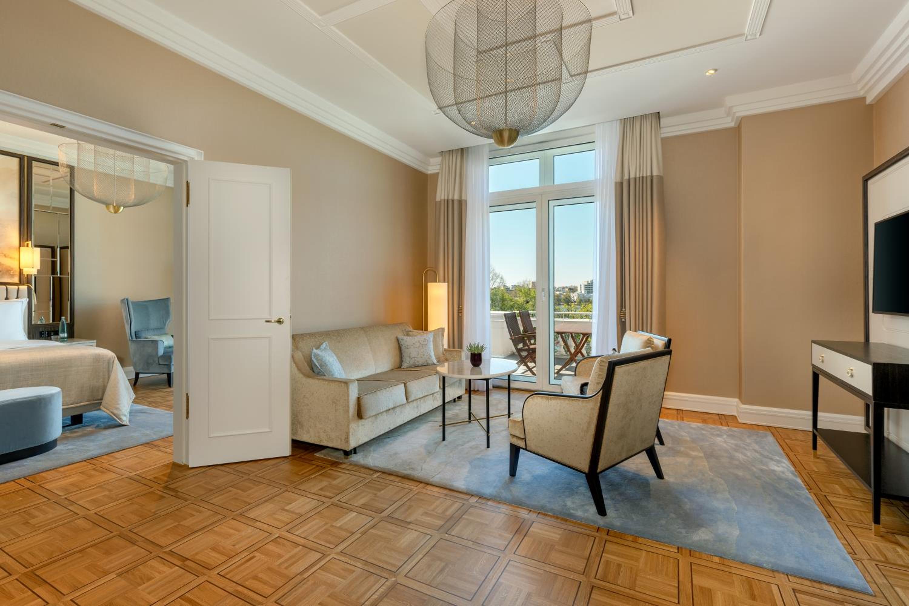 One-Bedroom King Suite with Balcony and Lake View thumbnail 5