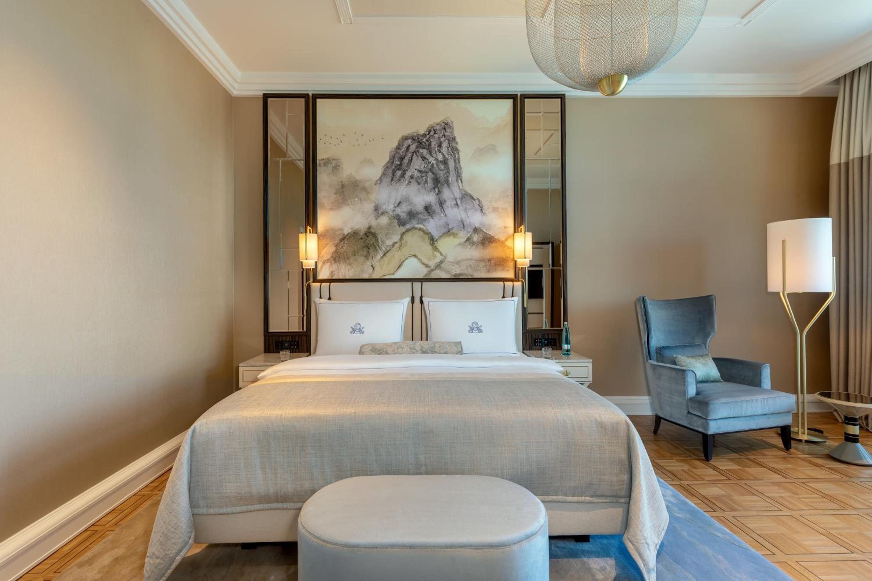 One-Bedroom King Suite with Balcony and Lake View thumbnail 6