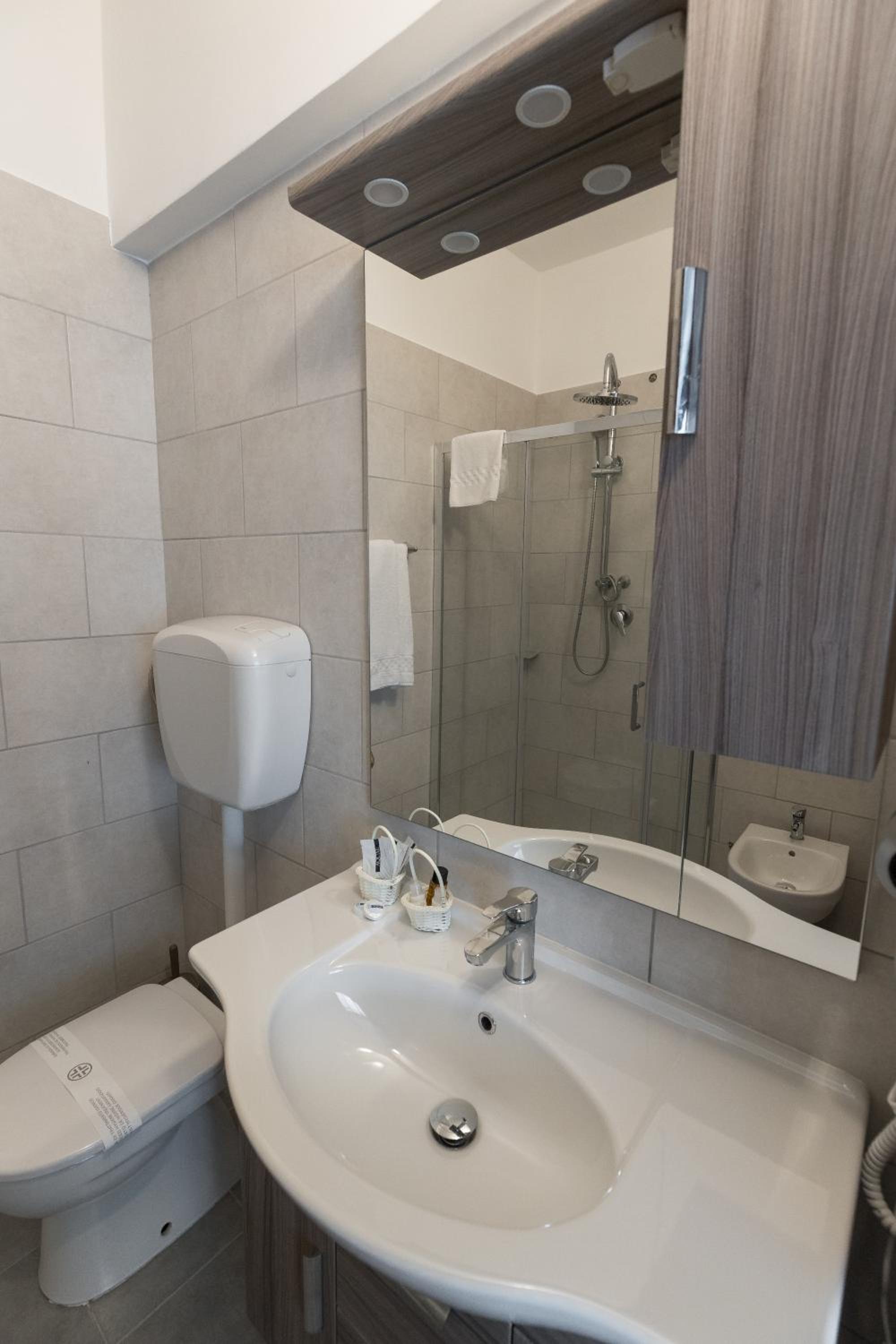 Double or Twin Room - Photo 12