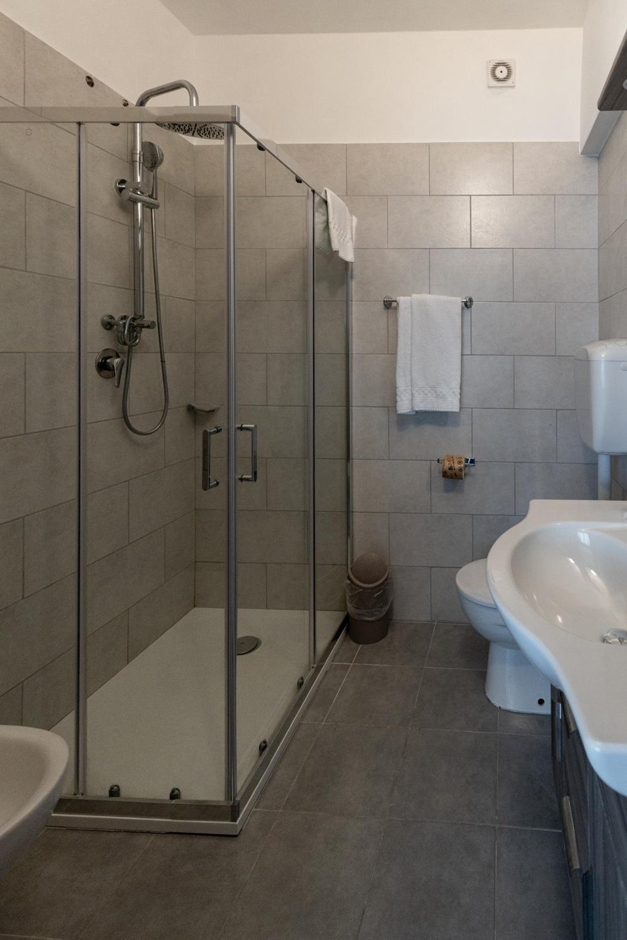Double or Twin Room - Photo 13
