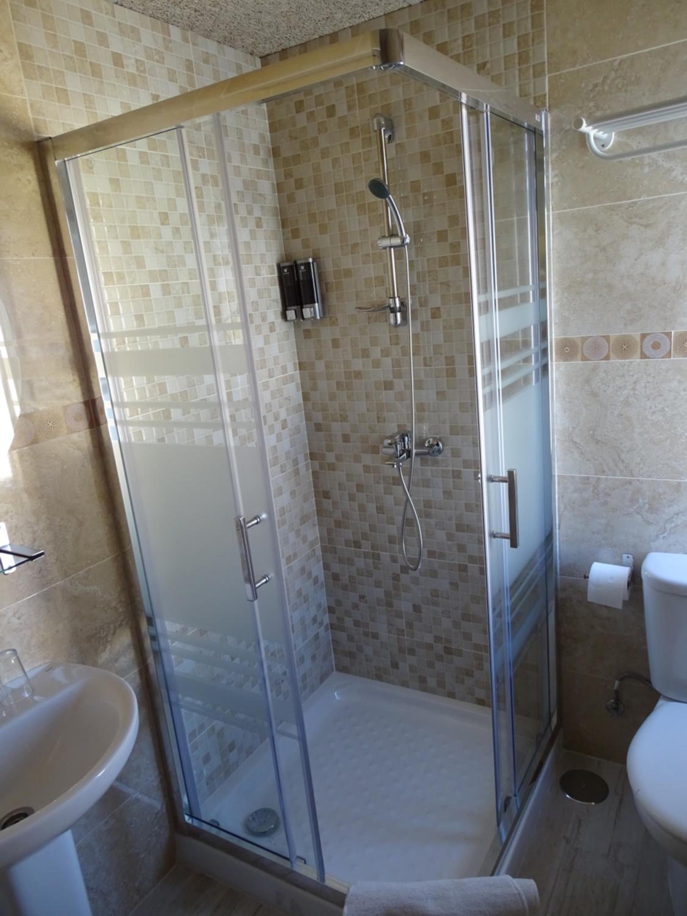 Standard Twin Room - Photo 2