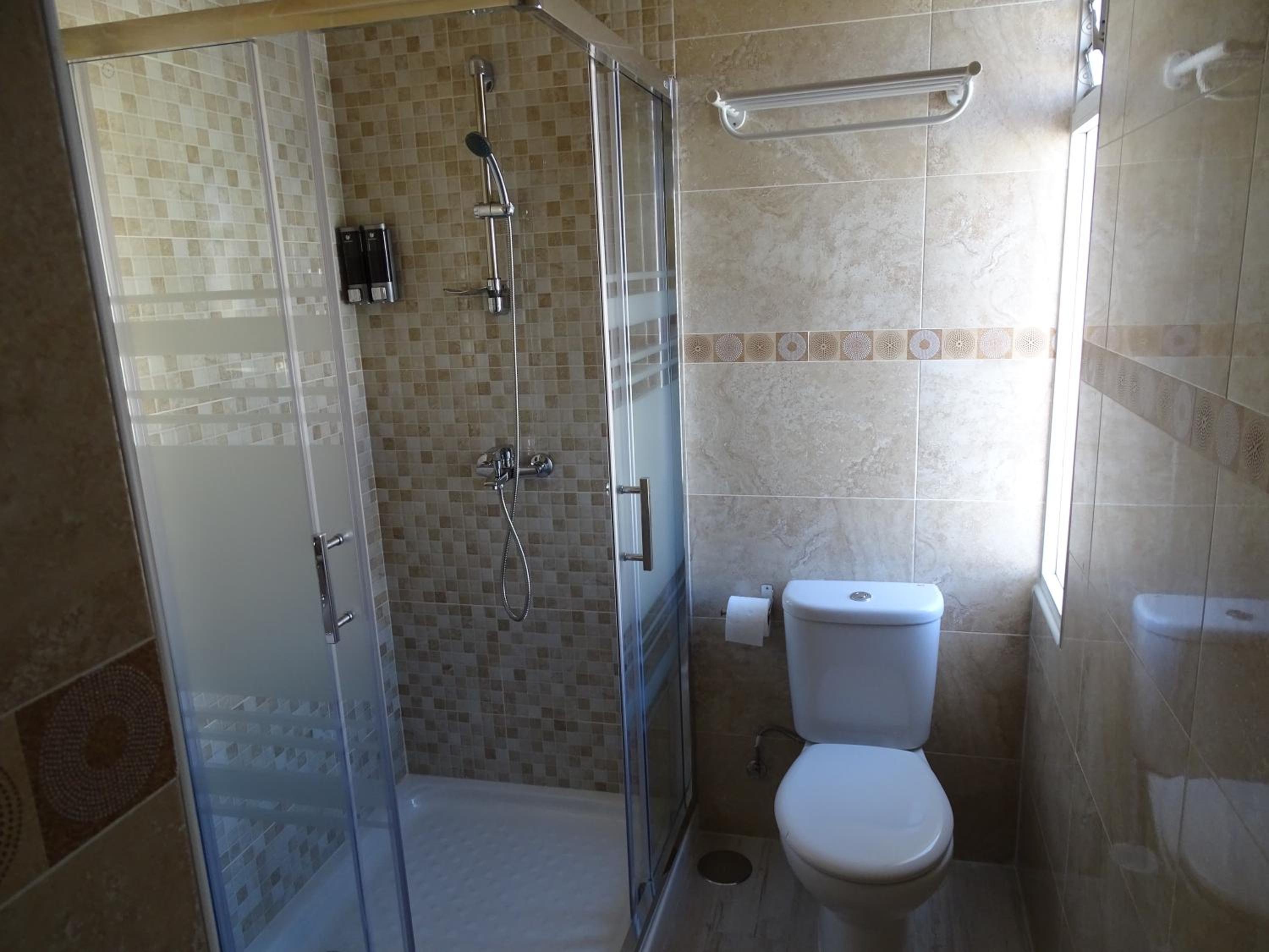 Standard Twin Room - Photo 3