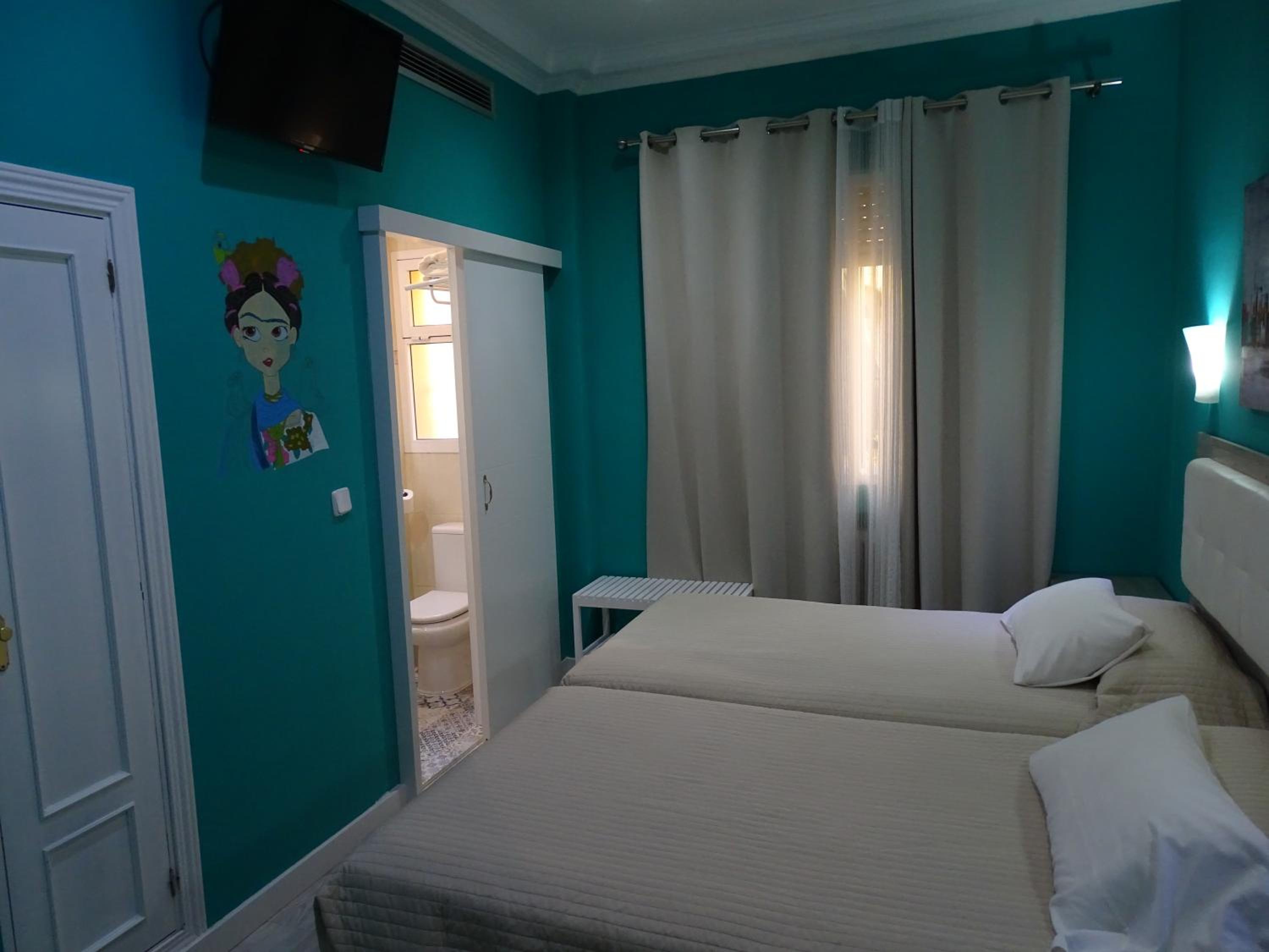 Standard Twin Room - Photo 4