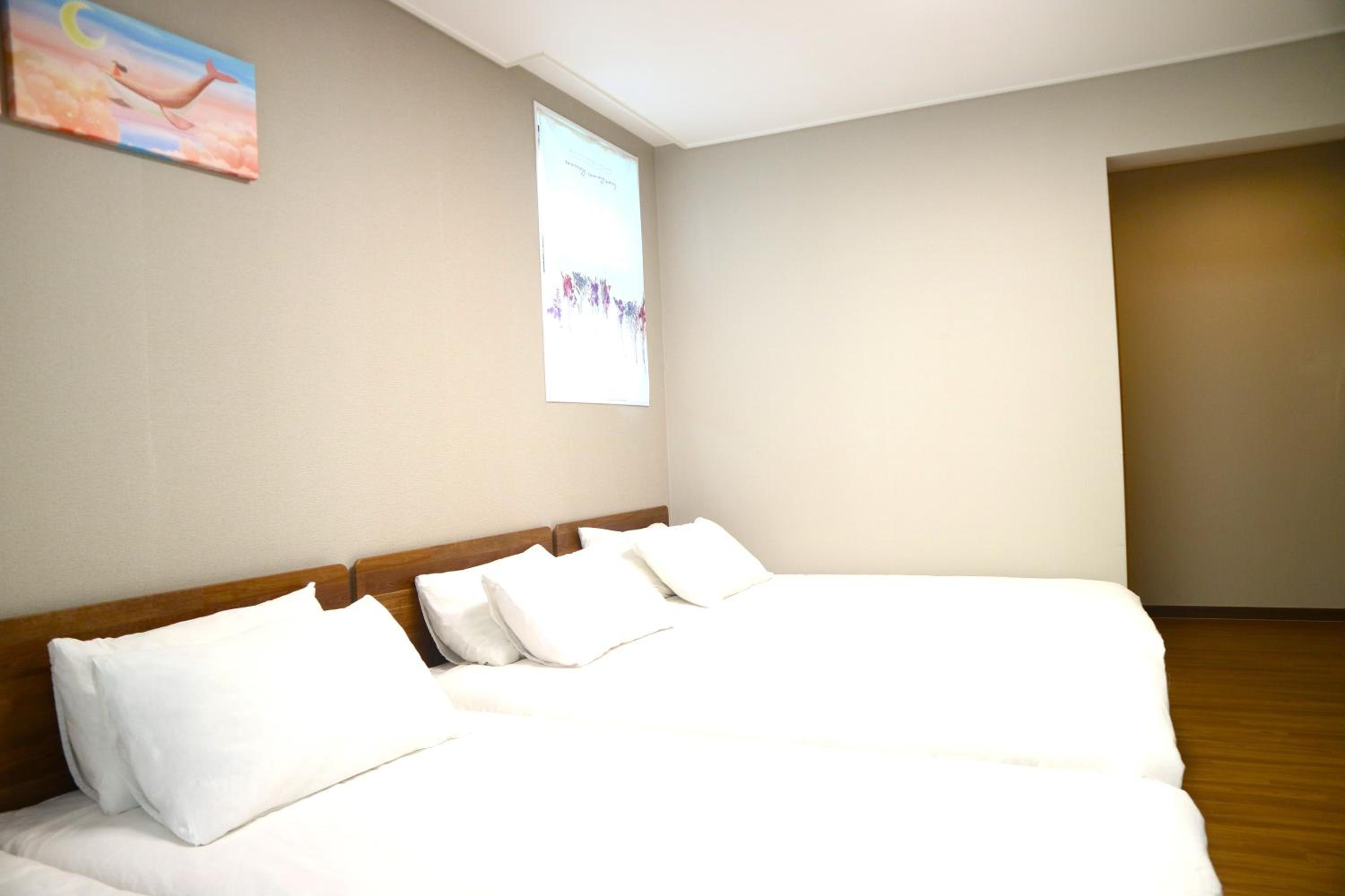 Triple Room with Private Bathroom - Photo 34