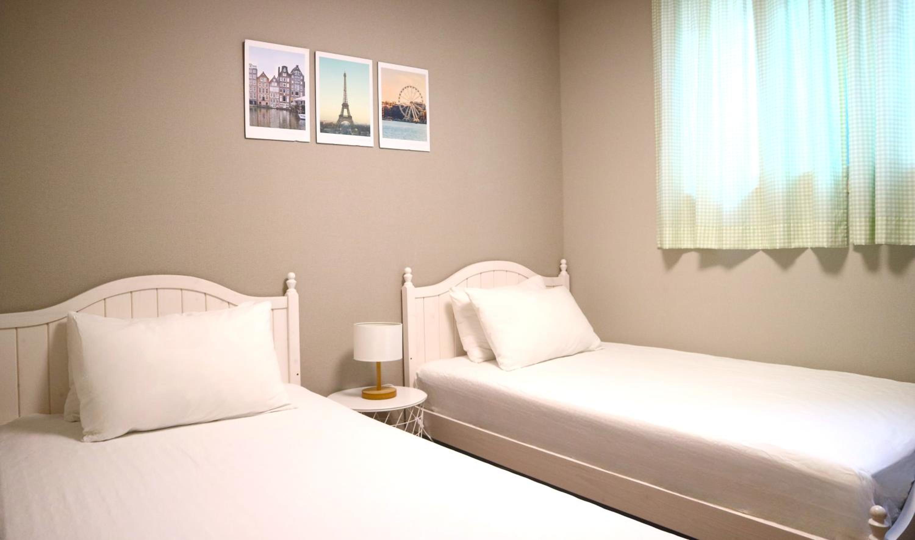 Twin Room with Private Bathroom - Photo 7