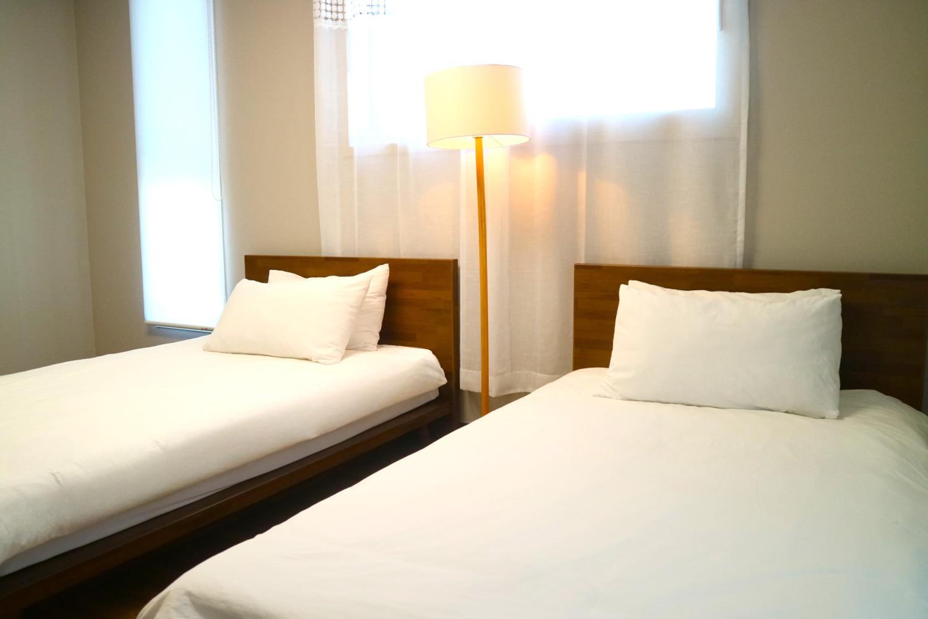 Twin Room with Private Bathroom - Photo 4