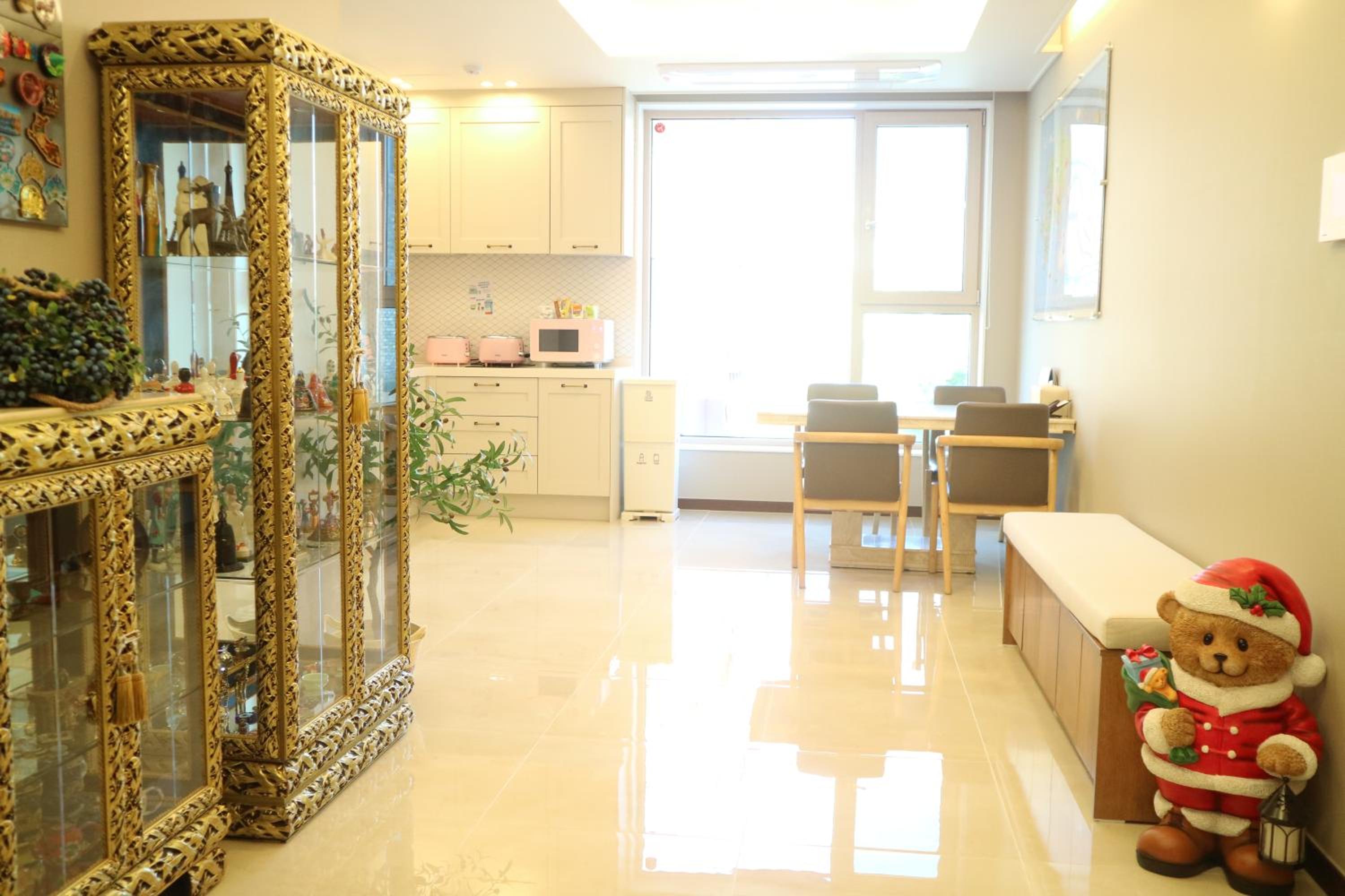 Twin Room with Private Bathroom - Photo 37