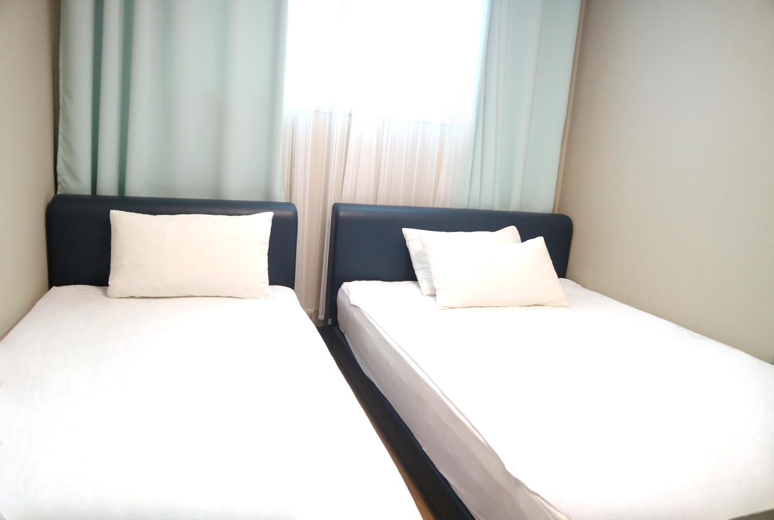 Twin Room with Private Bathroom - Photo 9