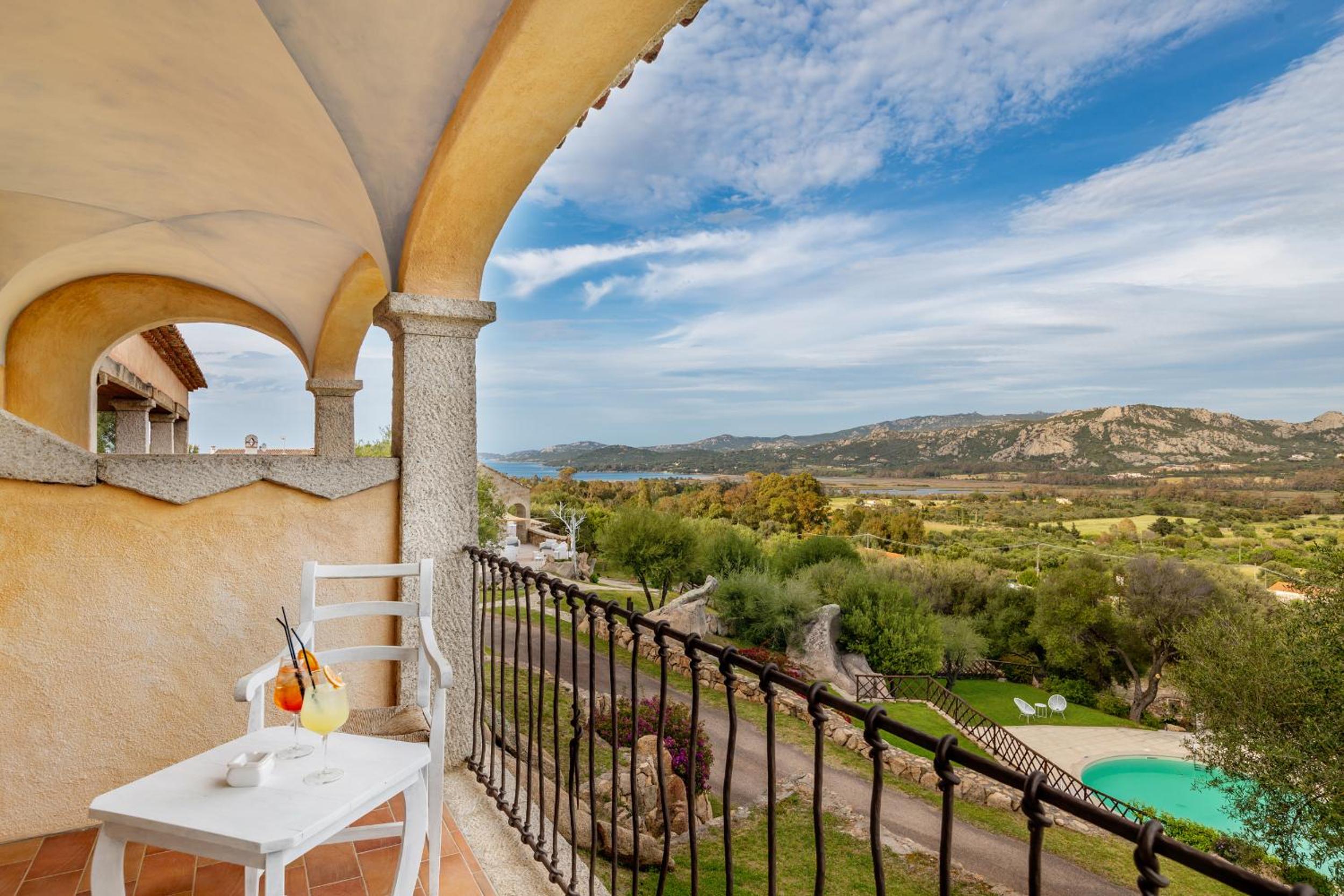 Deluxe Double Room with Balcony - Photo 10