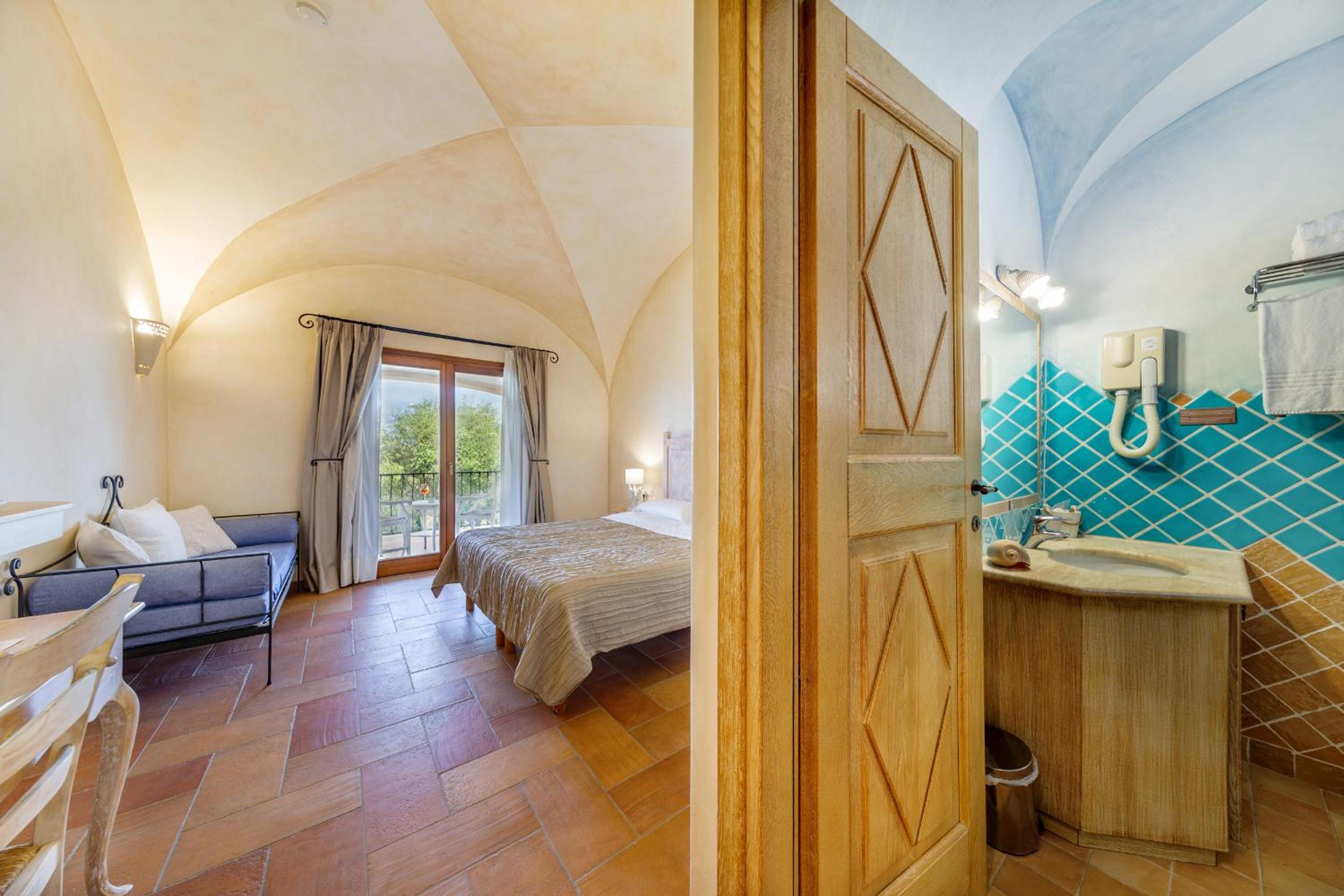 Deluxe Double Room with Balcony - Photo 13