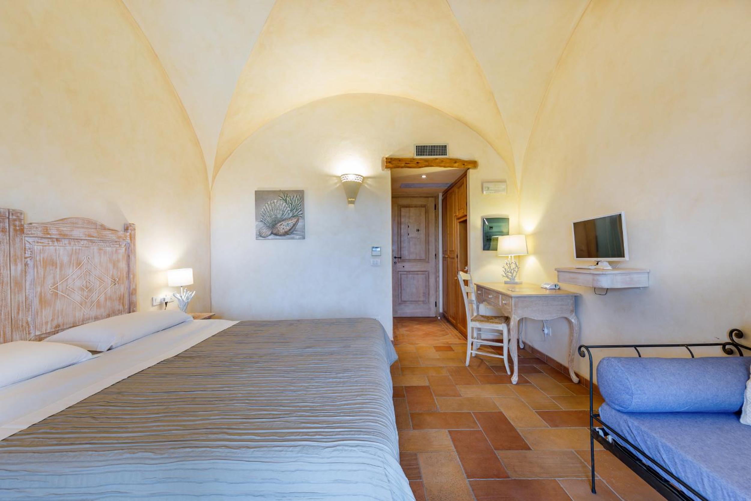 Deluxe Double Room with Balcony - Photo 5