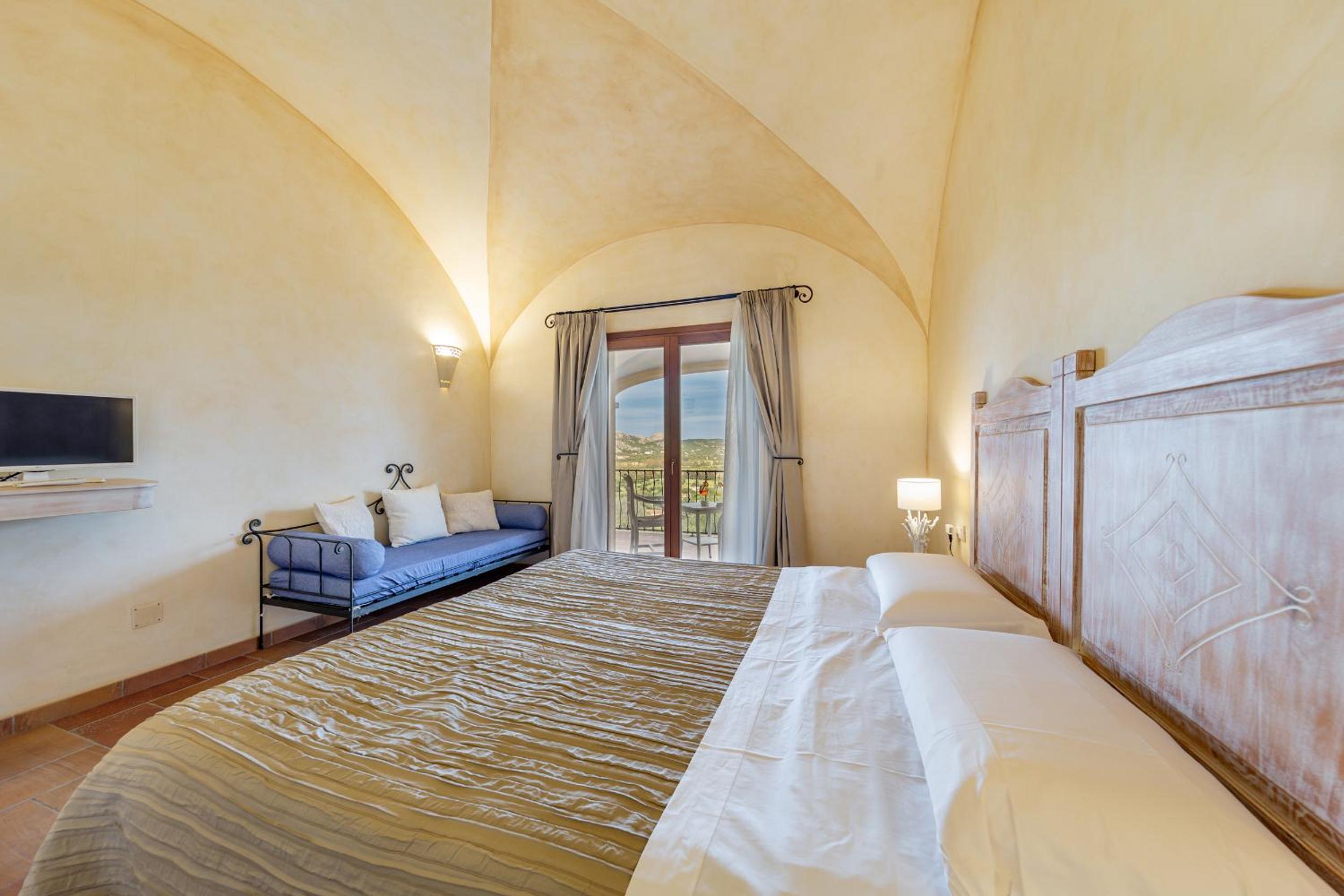 Deluxe Double Room with Balcony - Photo 12