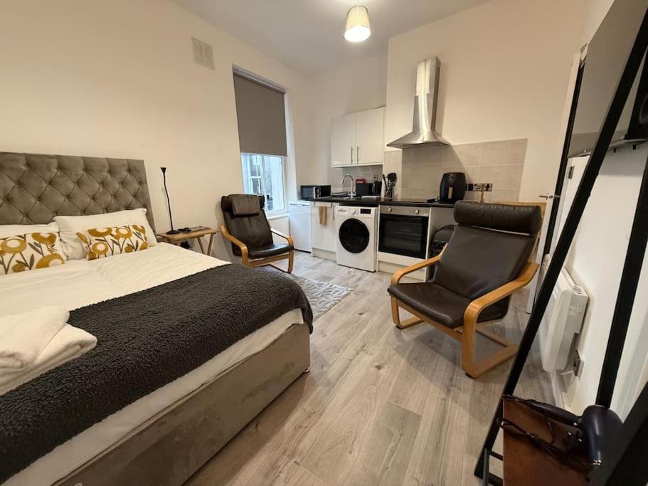 One-Bedroom Apartment photo 1