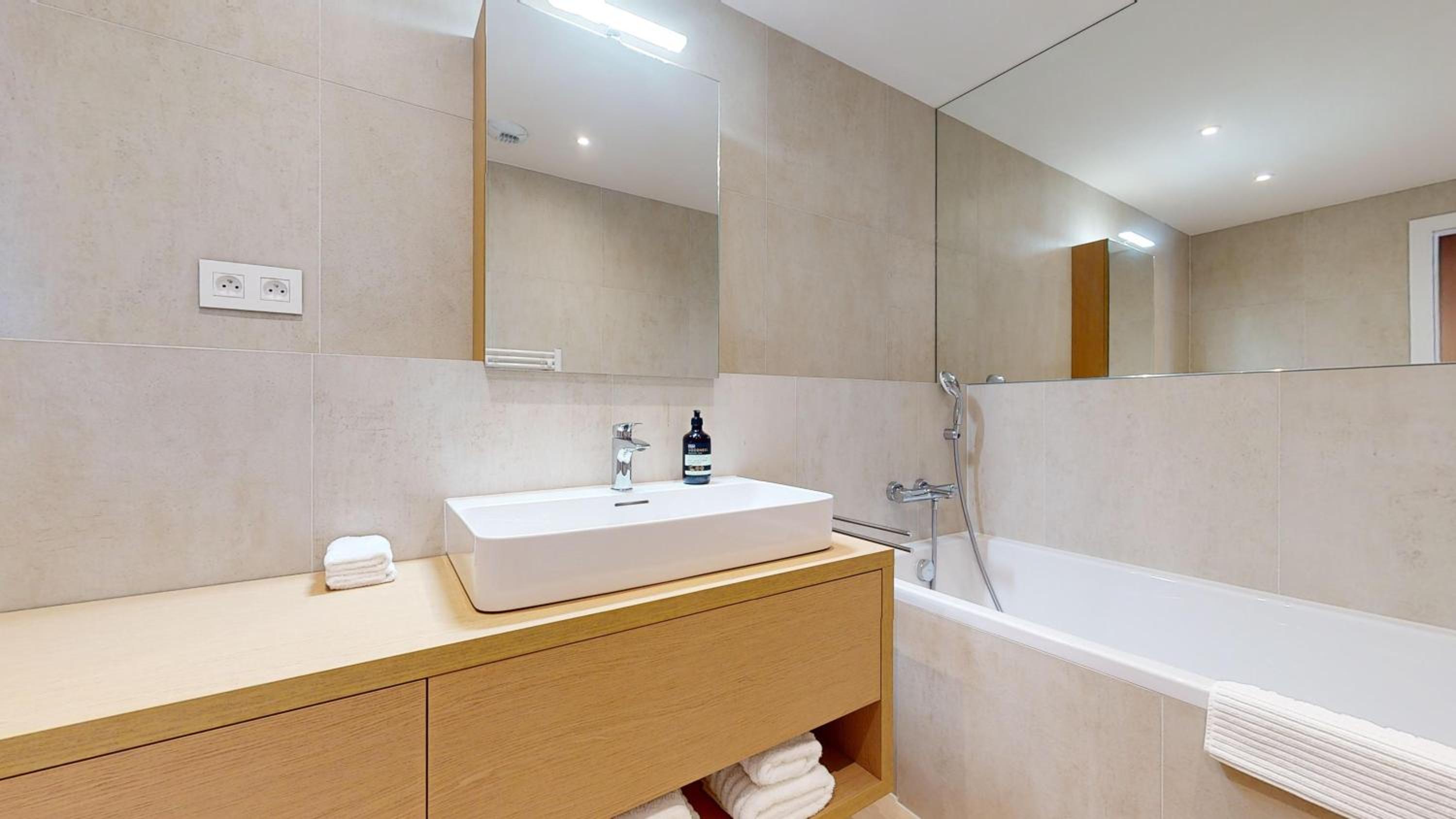 One-Bedroom Apartment with River View - Photo 14