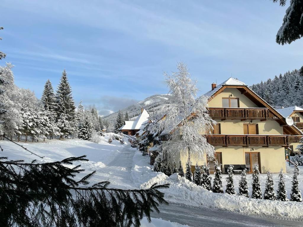 Six-Bedroom House photo 2