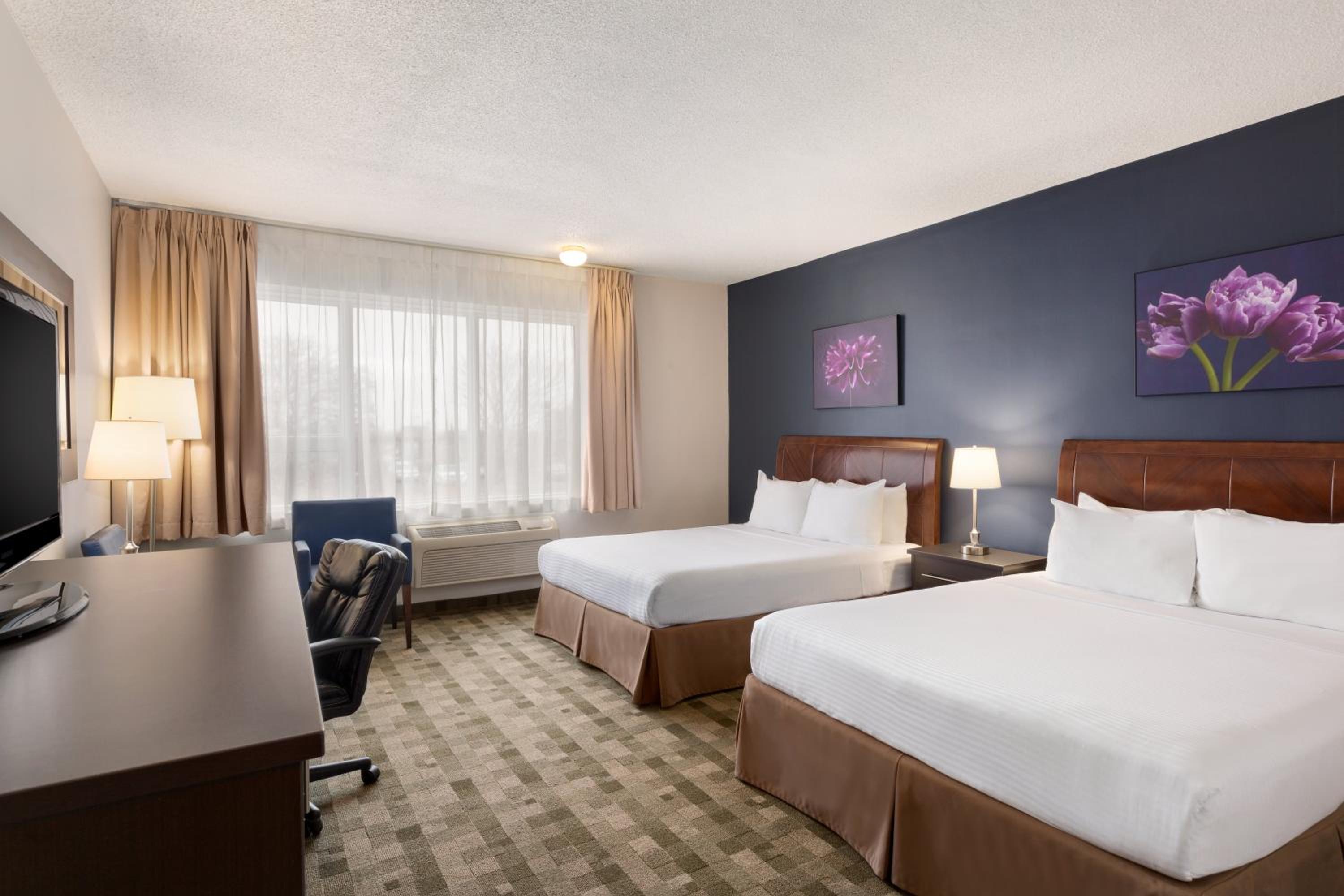 Queen Room with Two Queen Beds - Non-Smoking photo 2