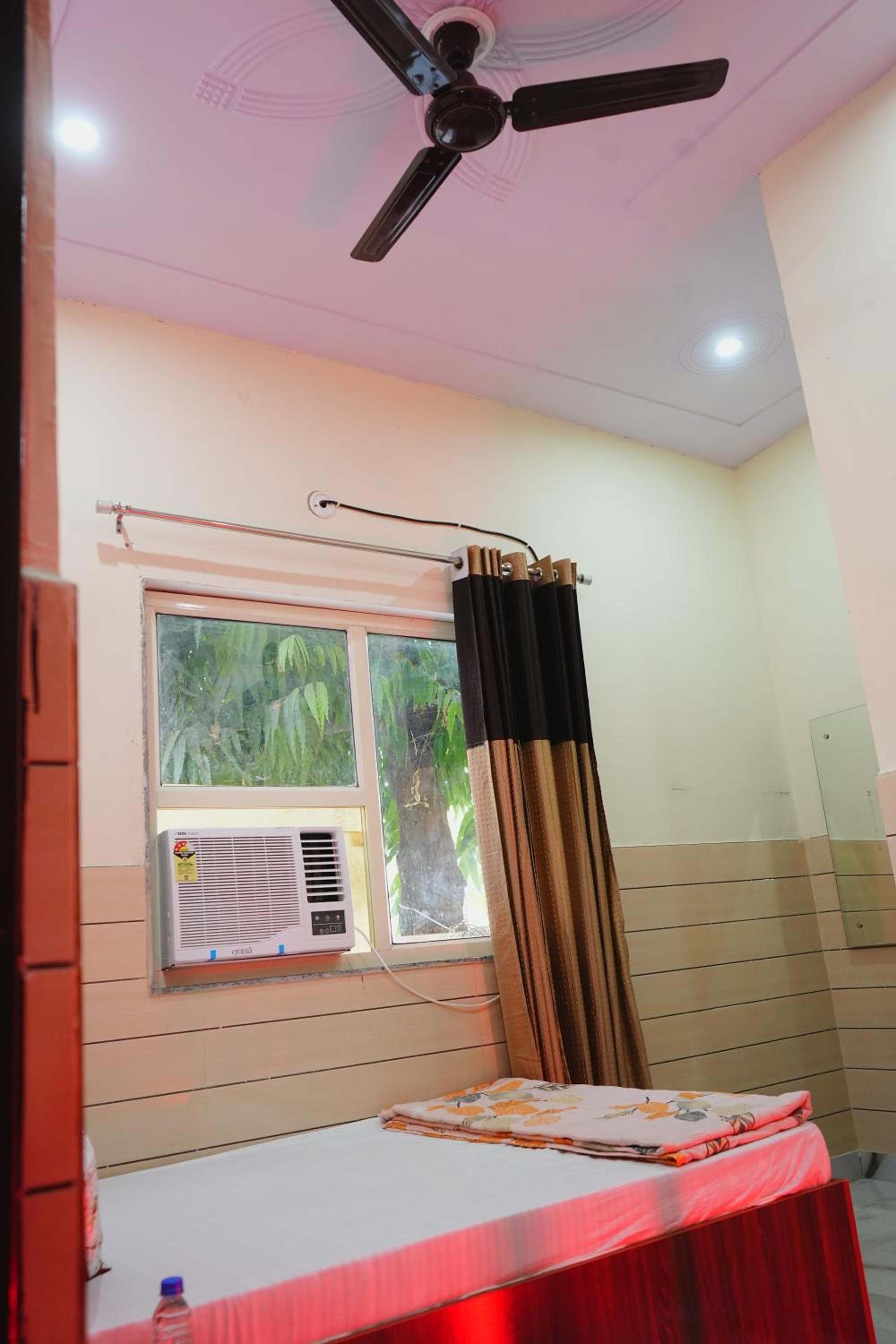 Deluxe Single Room With Balcony photo 2