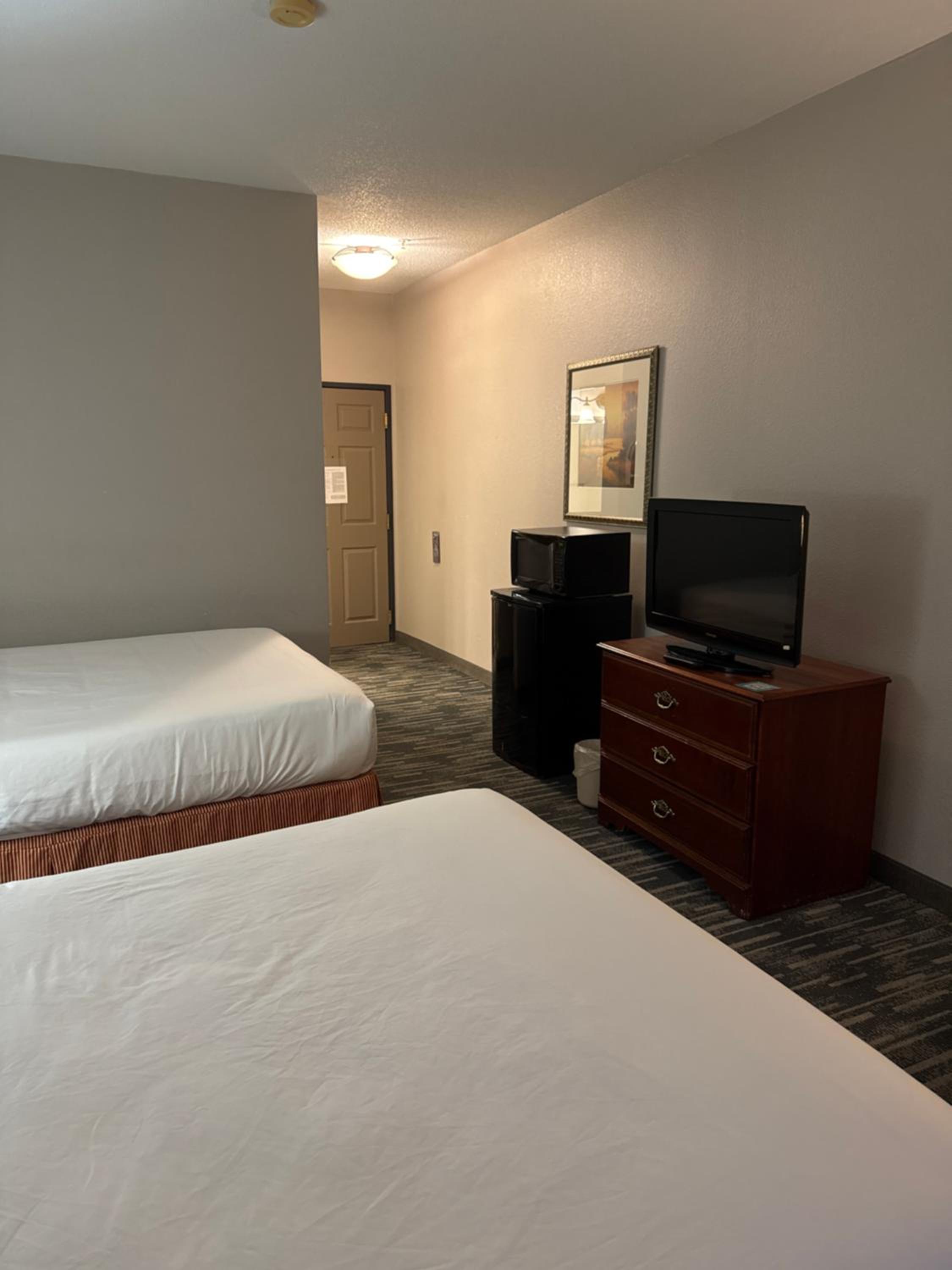 Queen Room with Two Queen Beds - Non-Smoking - Photo 3