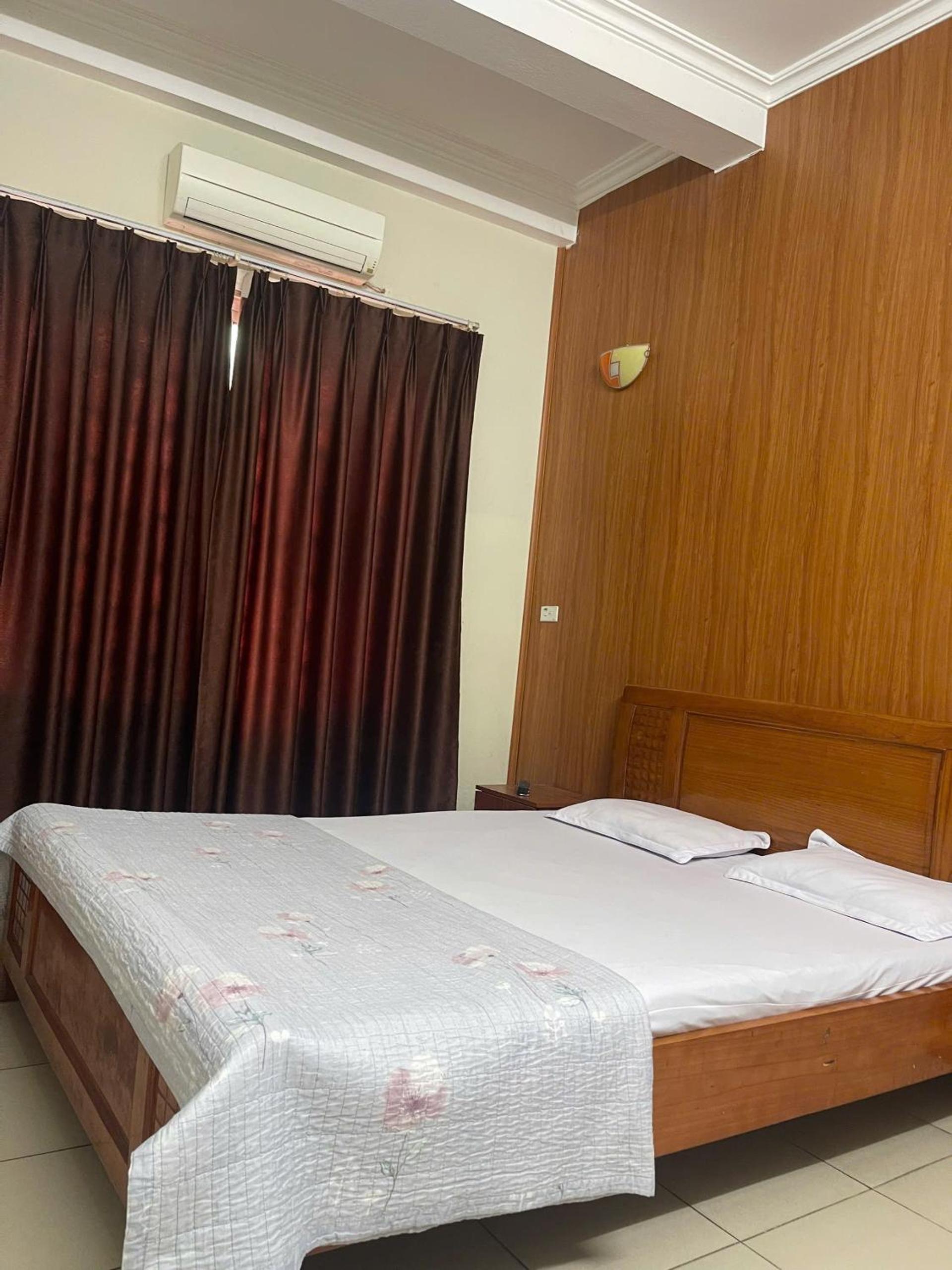 Standard Queen Room