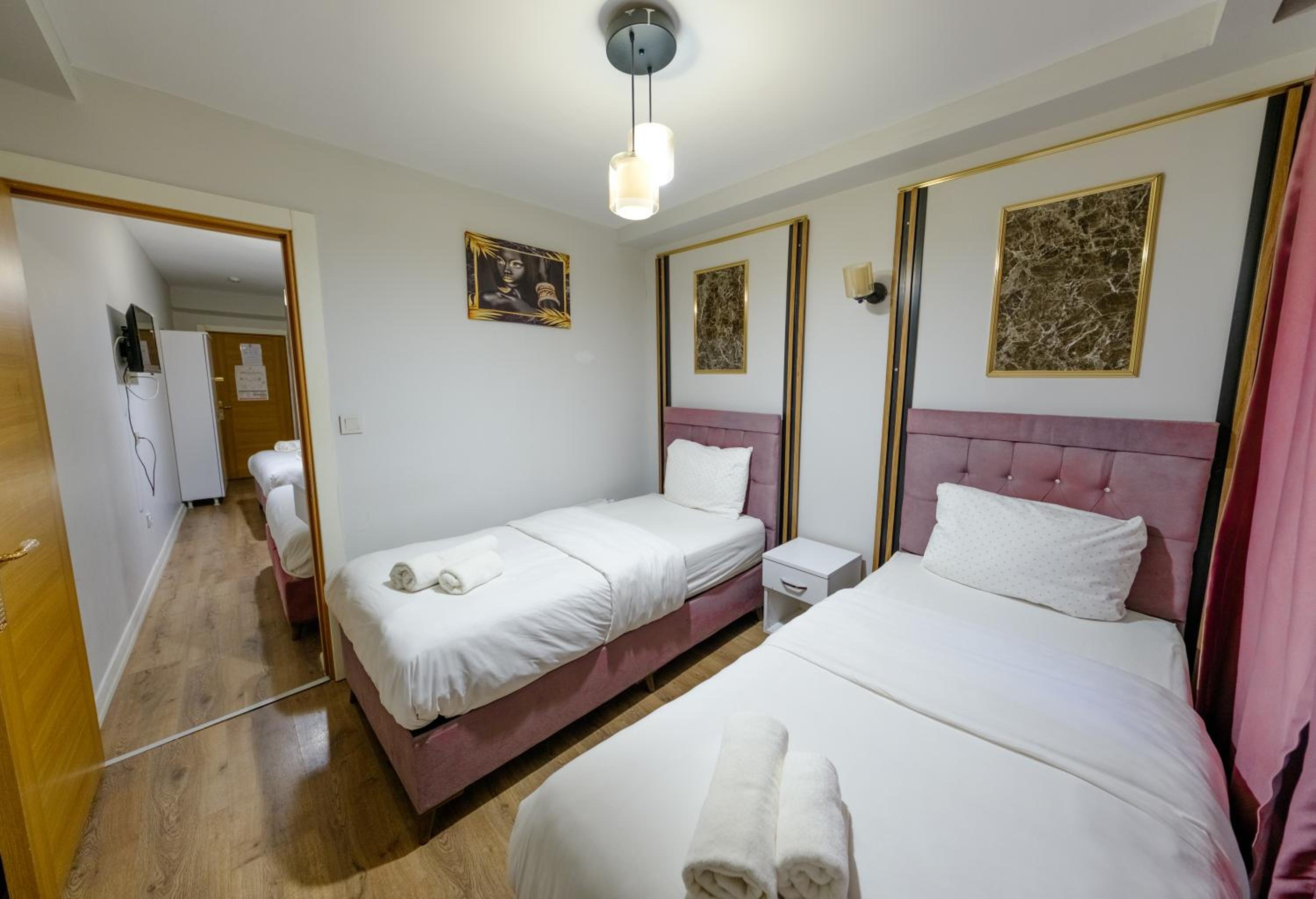 Deluxe Family Suite photo 2