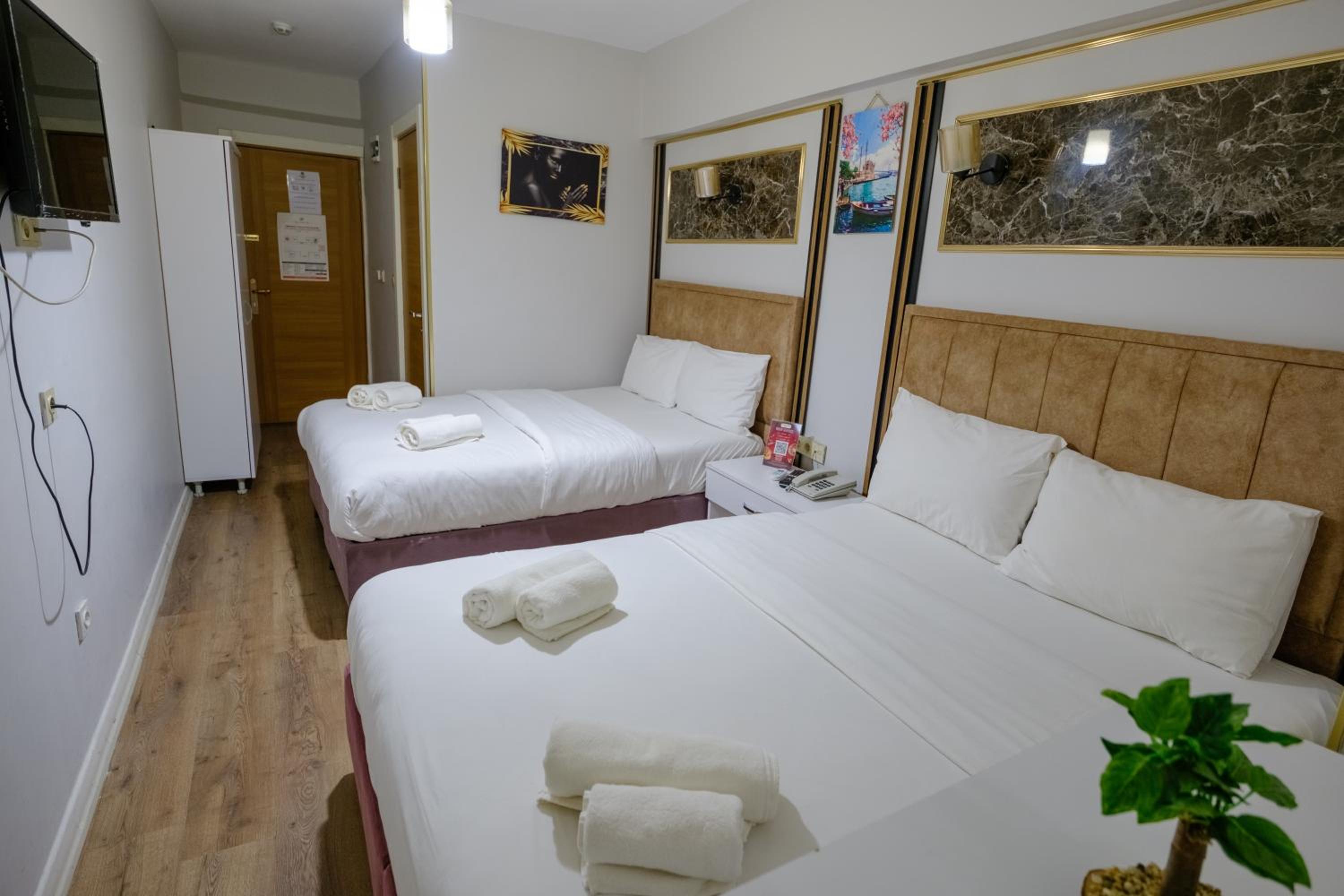 Deluxe Family Suite photo 3