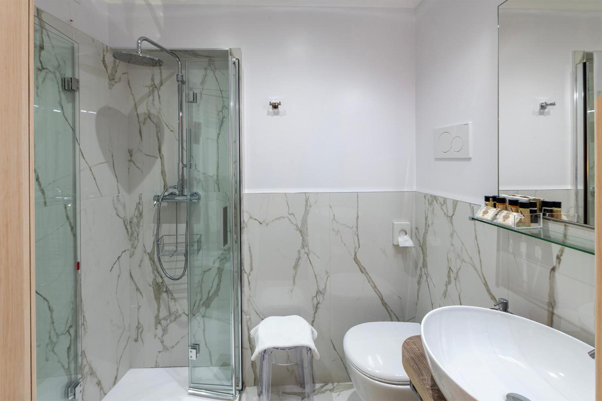 Standard Double or Twin Room - Photo 9