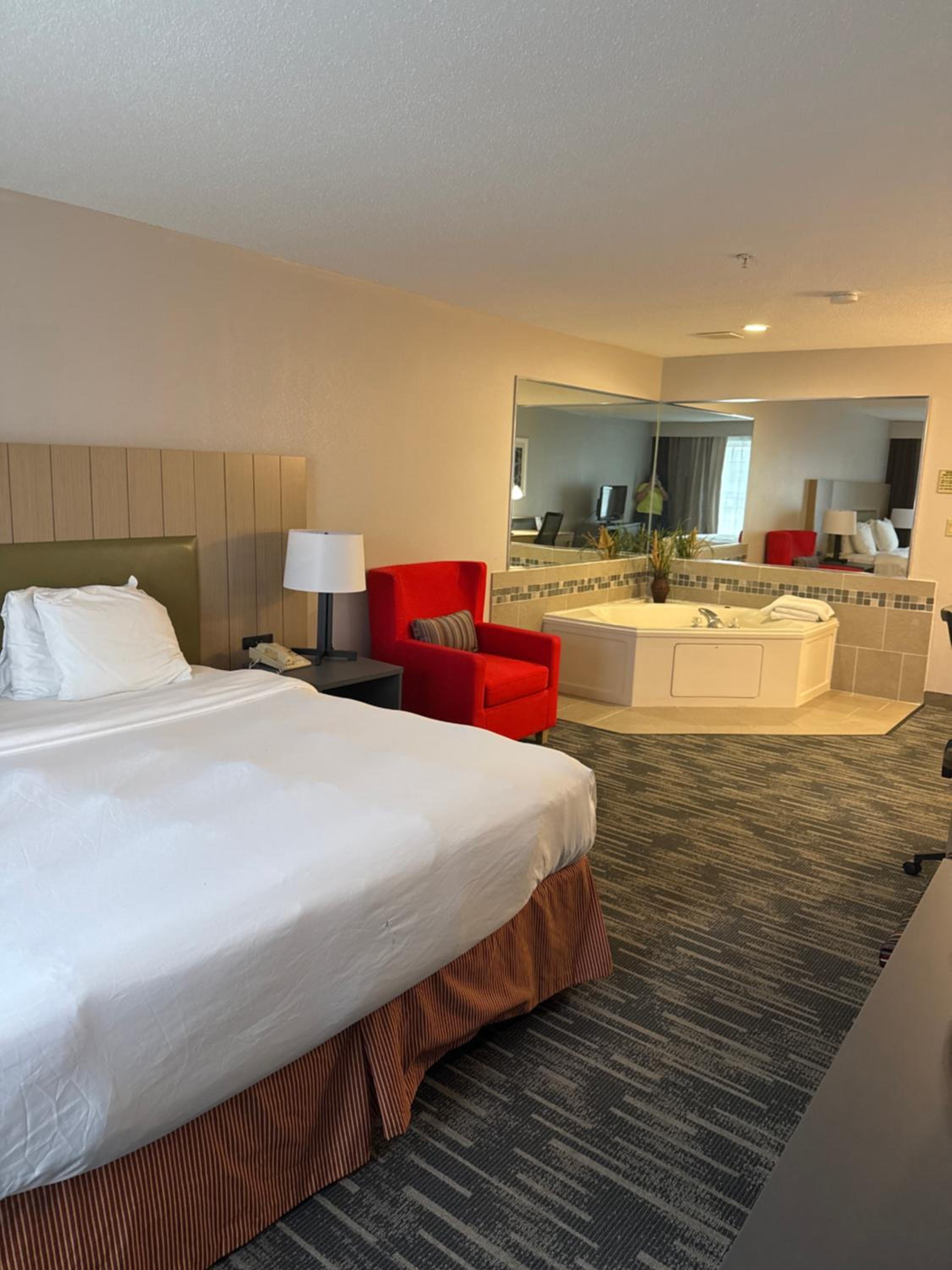 King Suite with Whirlpool - Non-Smoking - Photo 1