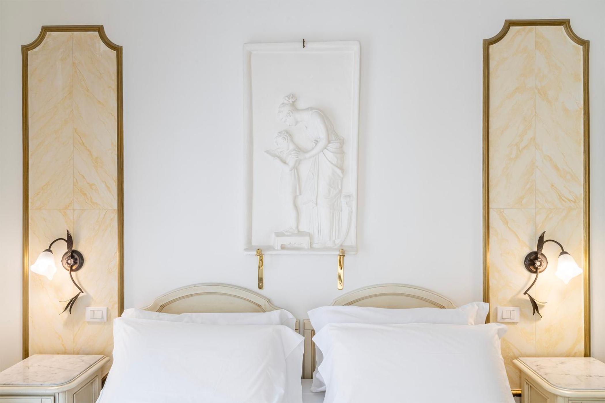 Suite - Photo 1