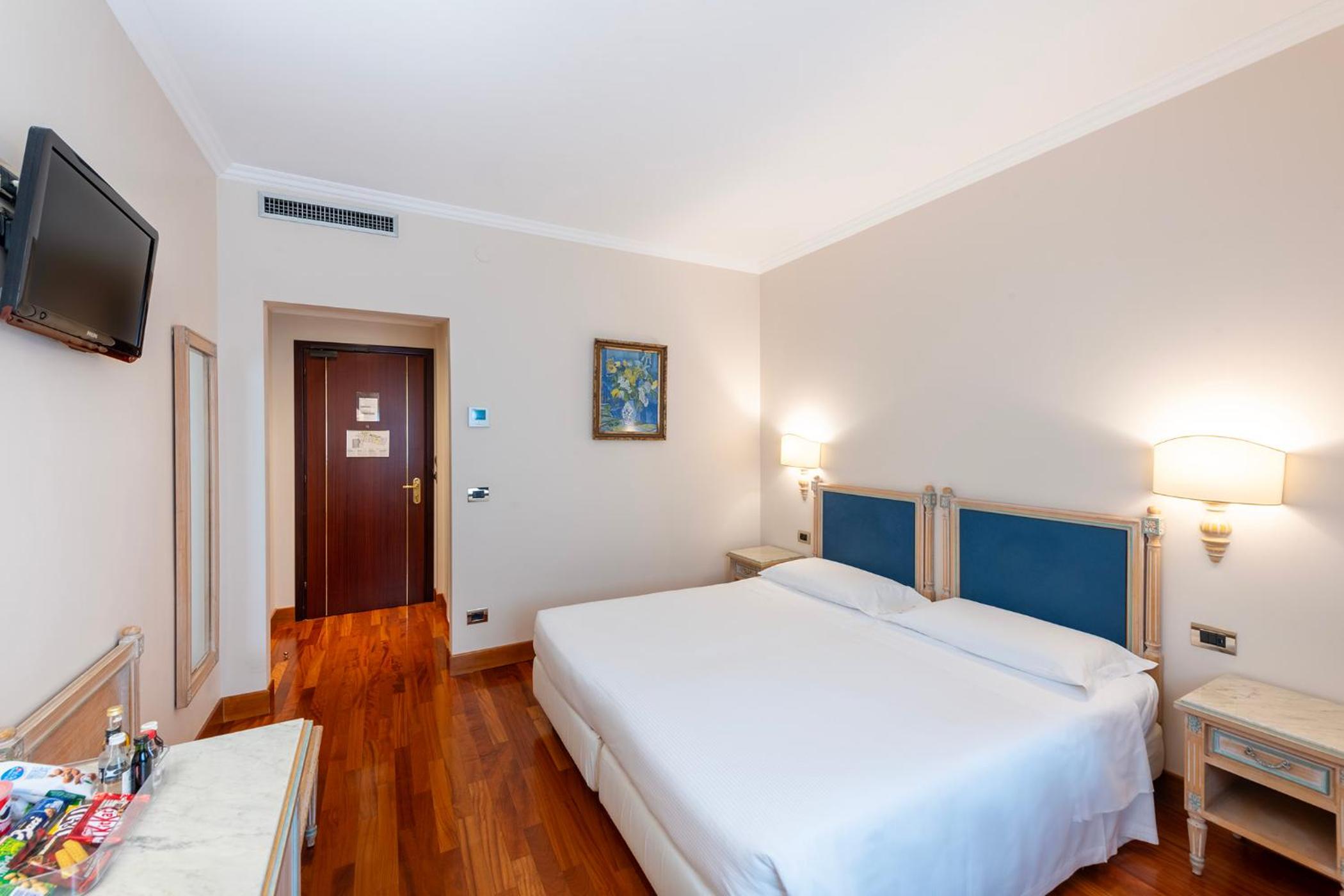 Standard Double or Twin Room - Photo 4