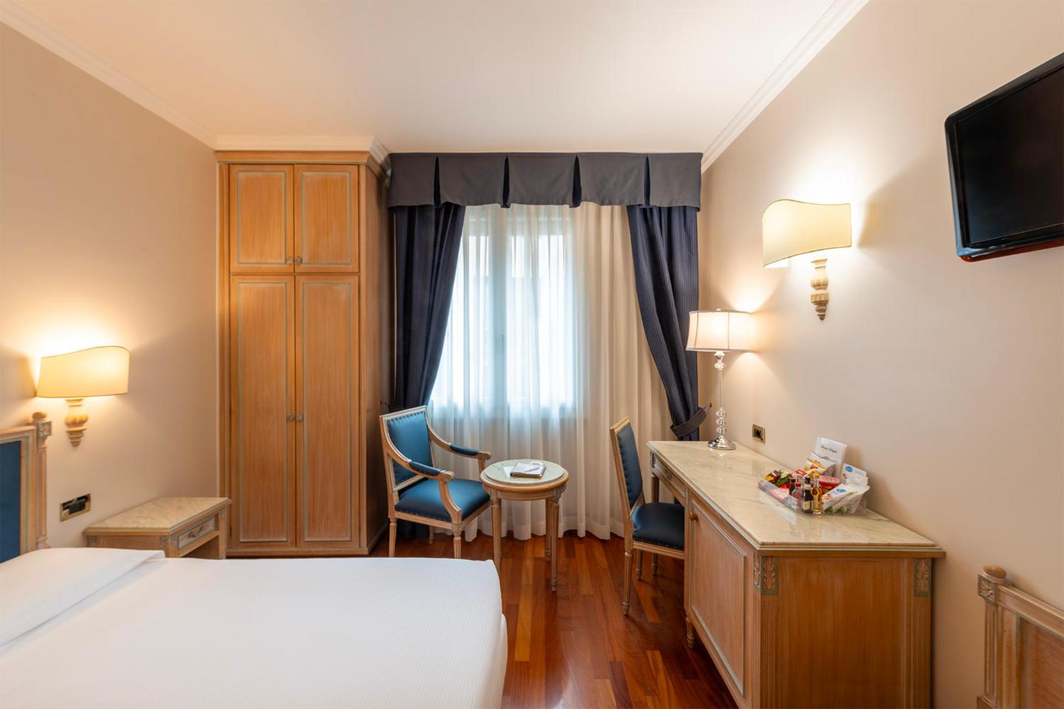 Standard Double or Twin Room - Photo 2