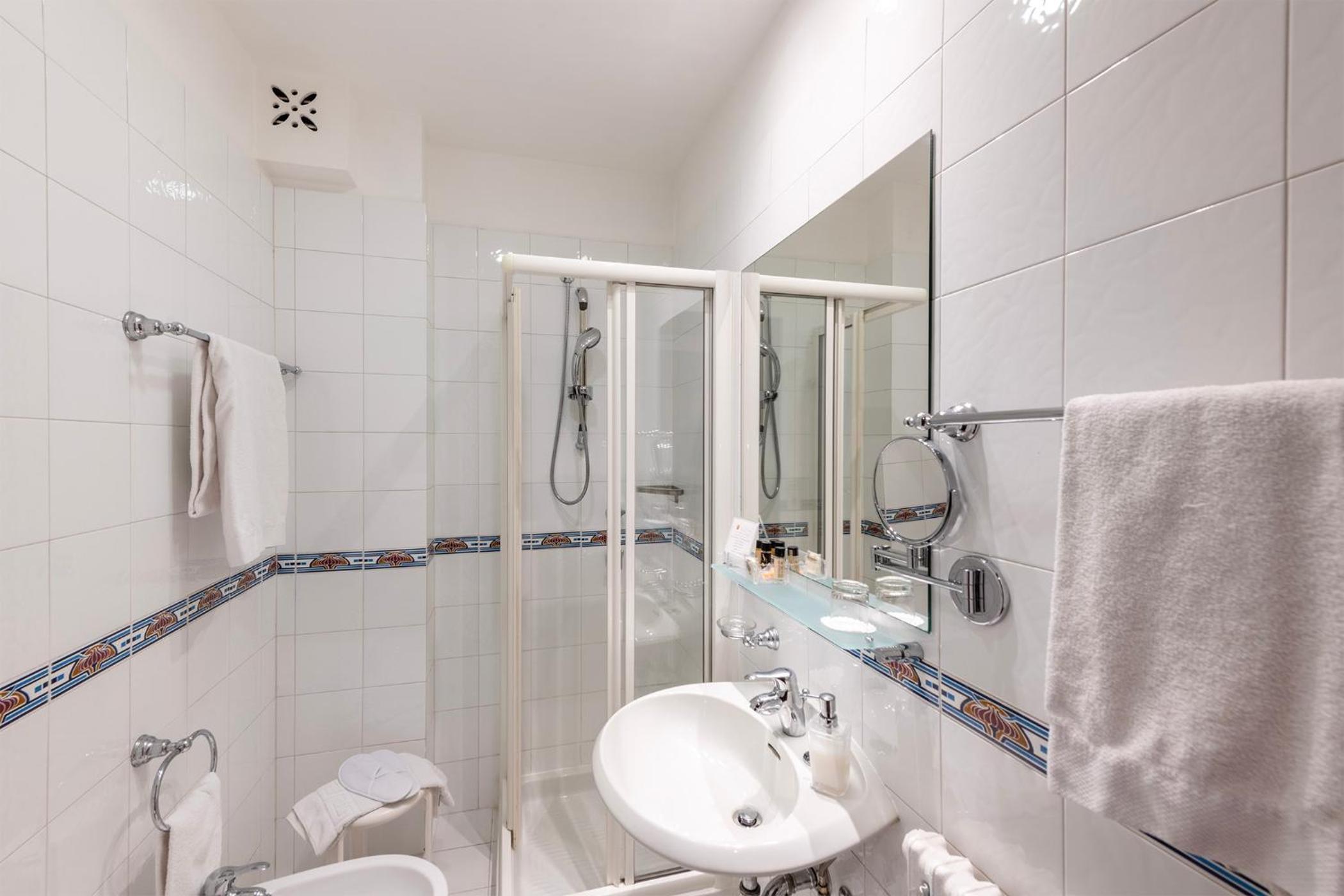Standard Double or Twin Room - Photo 18