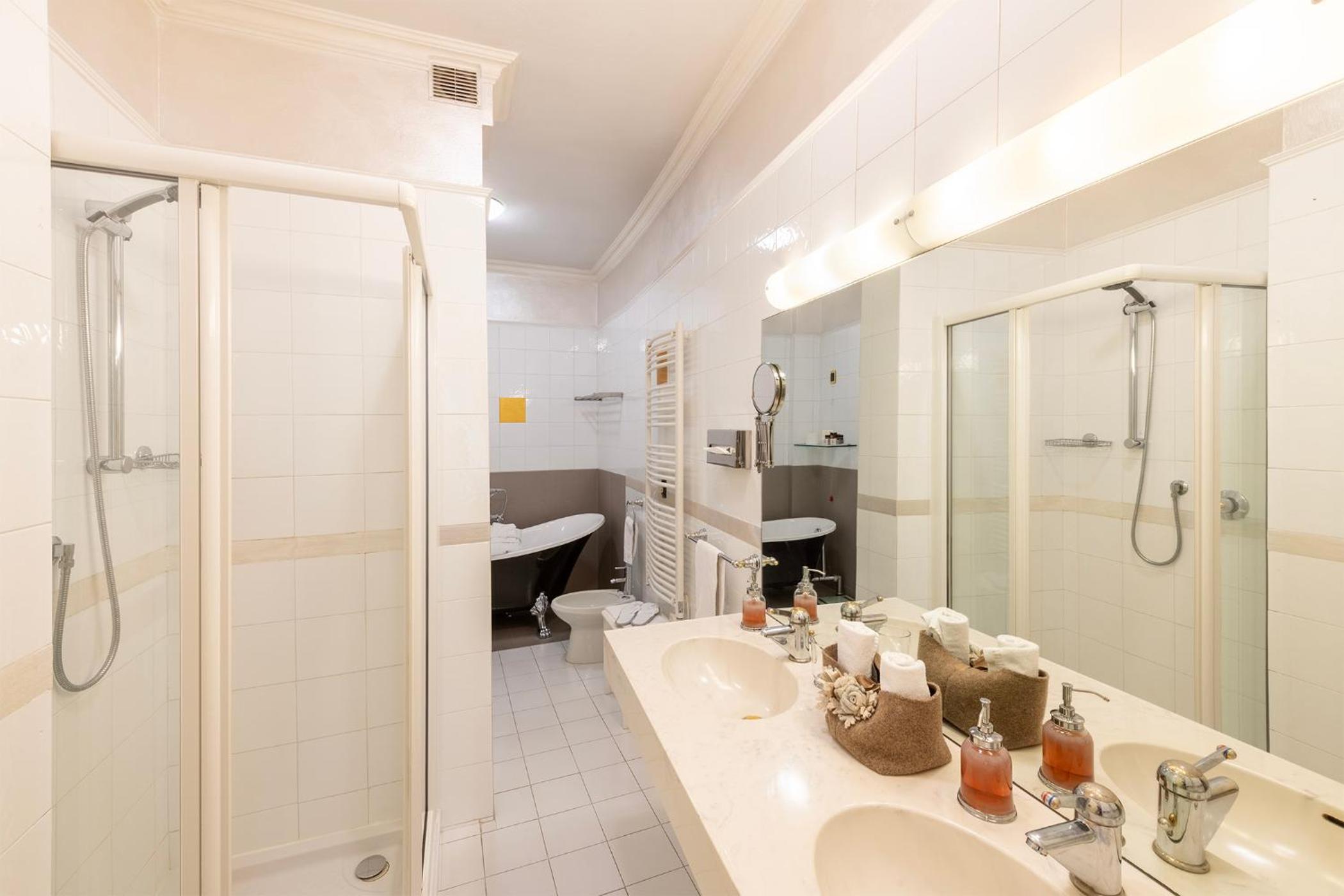 Suite - Photo 14