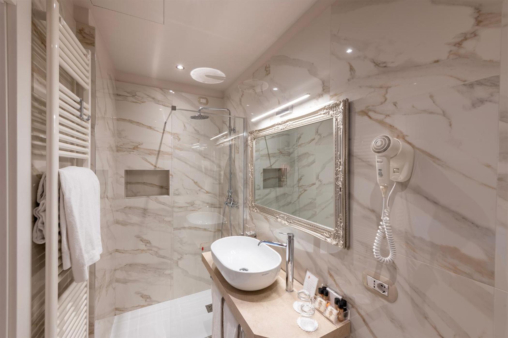 Standard Double or Twin Room - Photo 17