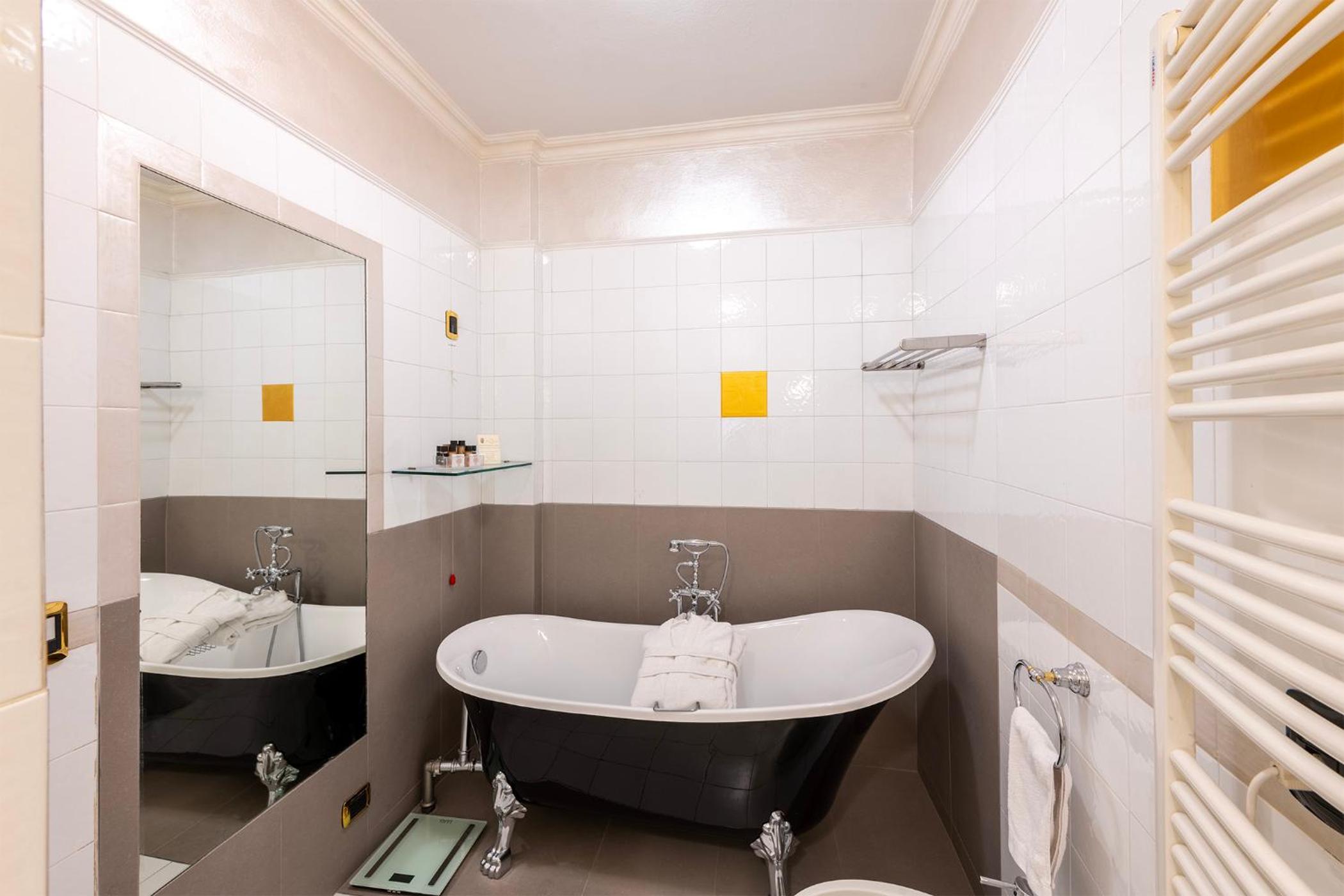 Suite - Photo 15