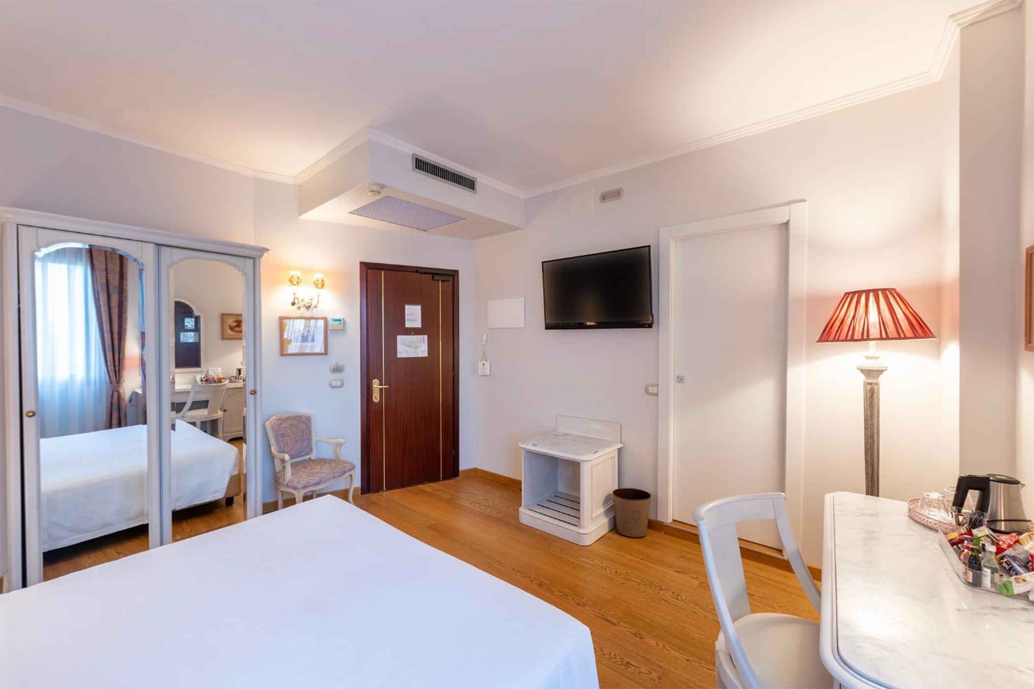 Standard Double or Twin Room - Photo 16