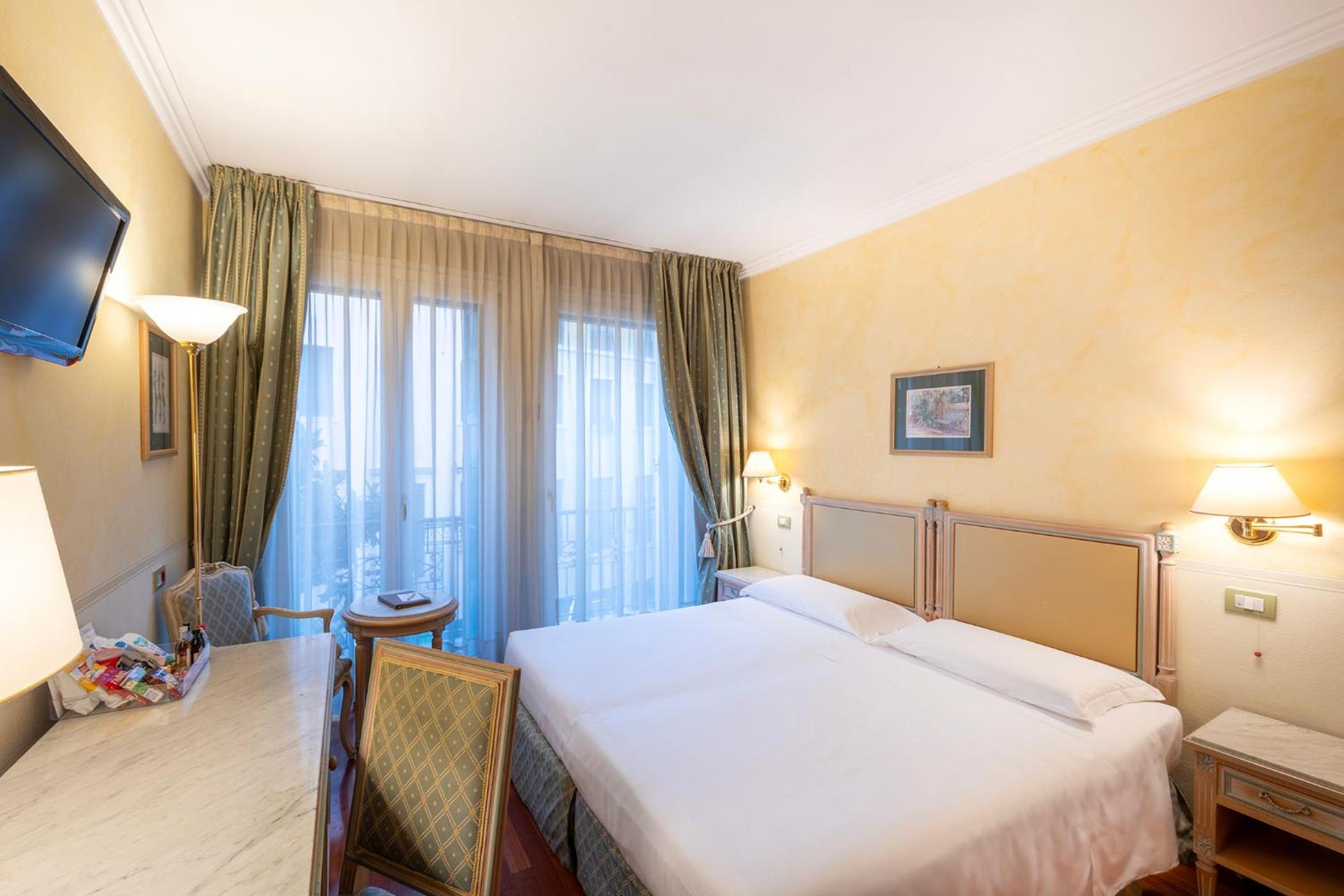 Standard Double or Twin Room - Photo 15