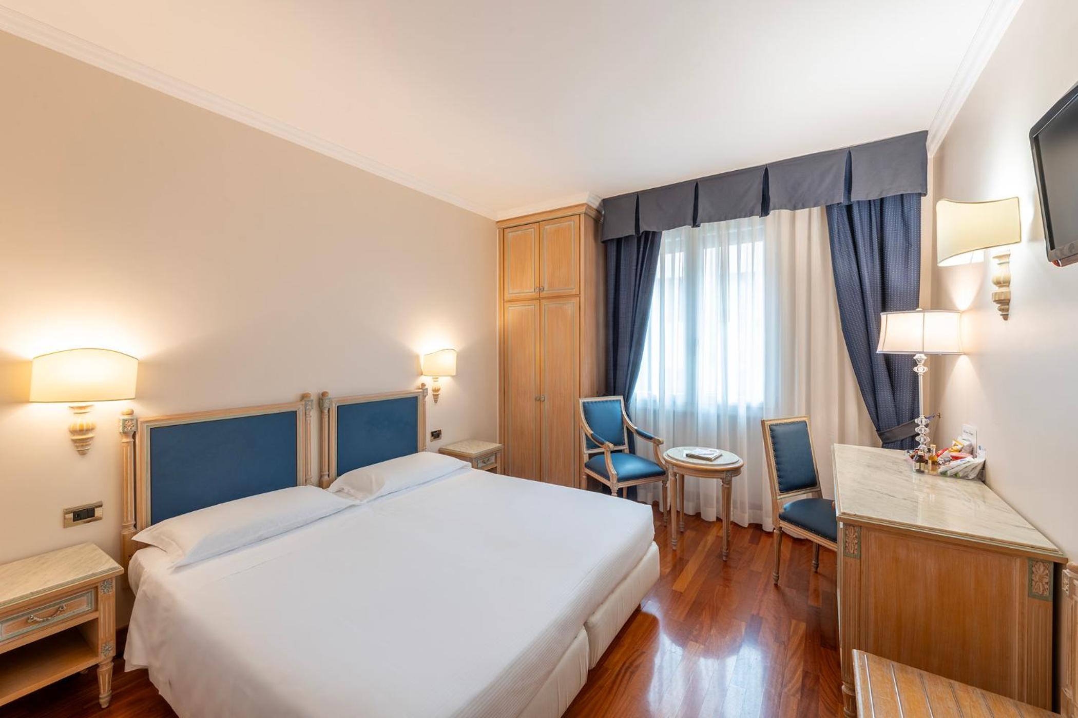 Standard Double or Twin Room - Photo 7