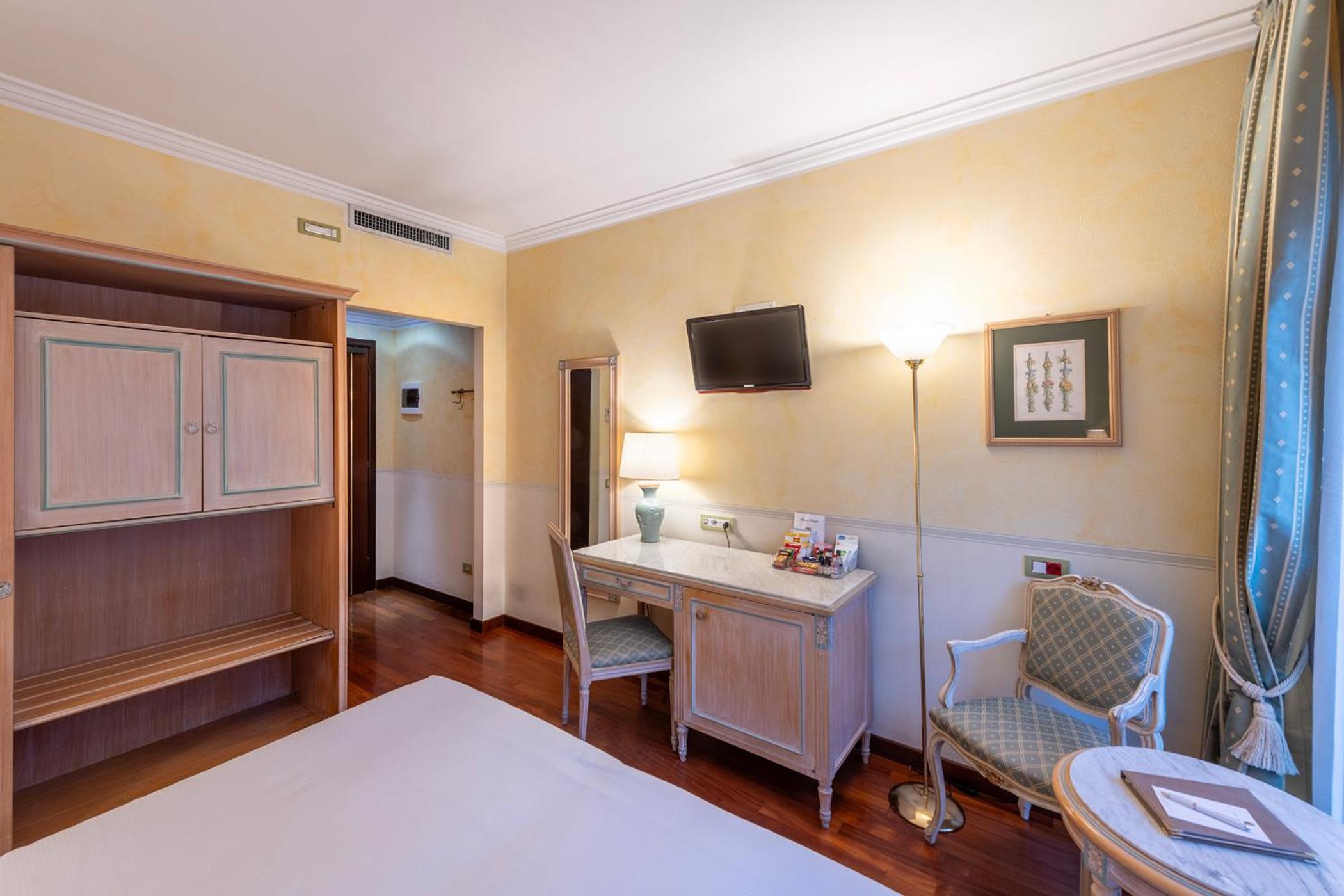 Standard Double or Twin Room - Photo 5