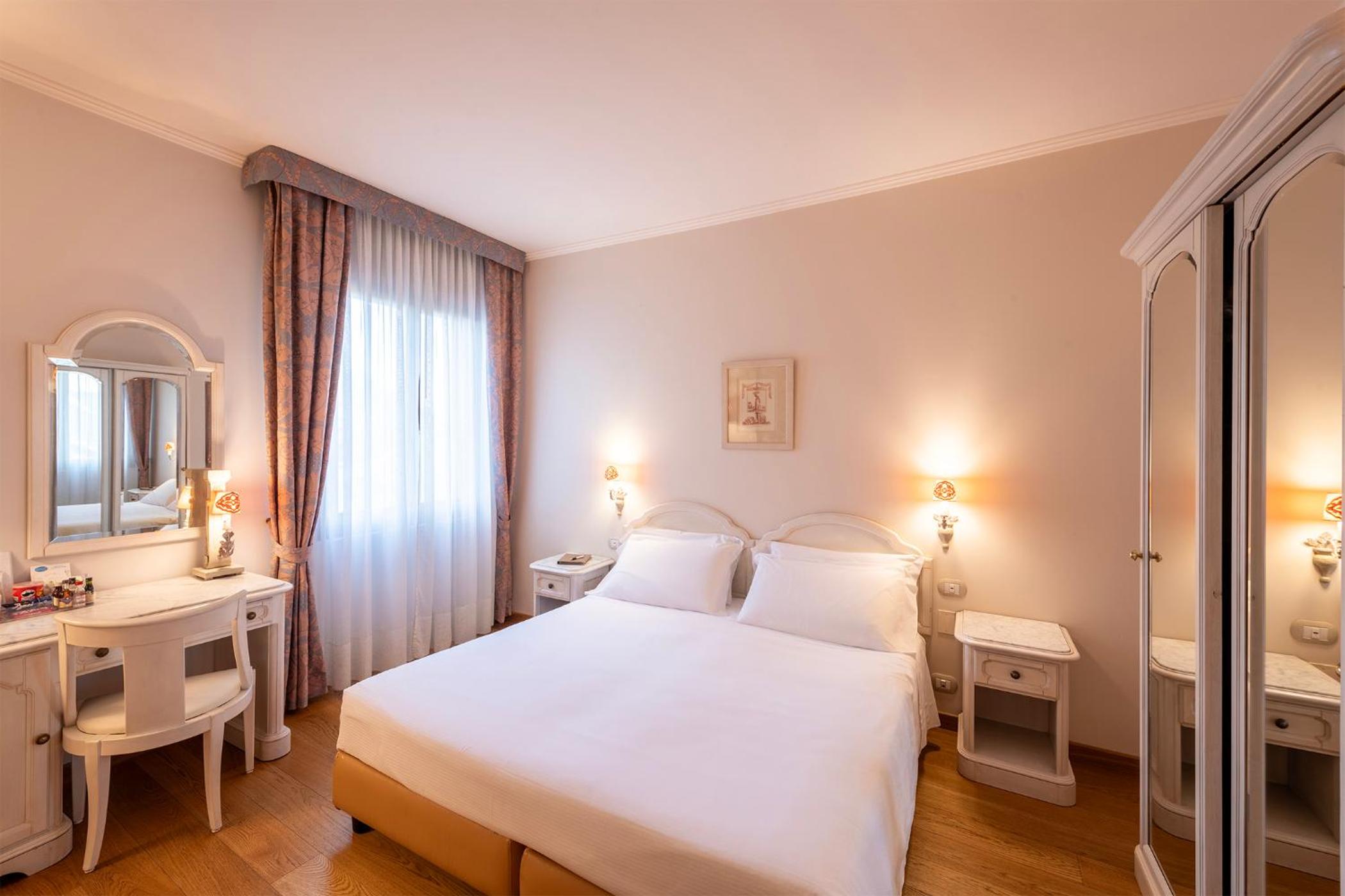 Standard Double or Twin Room - Photo 12