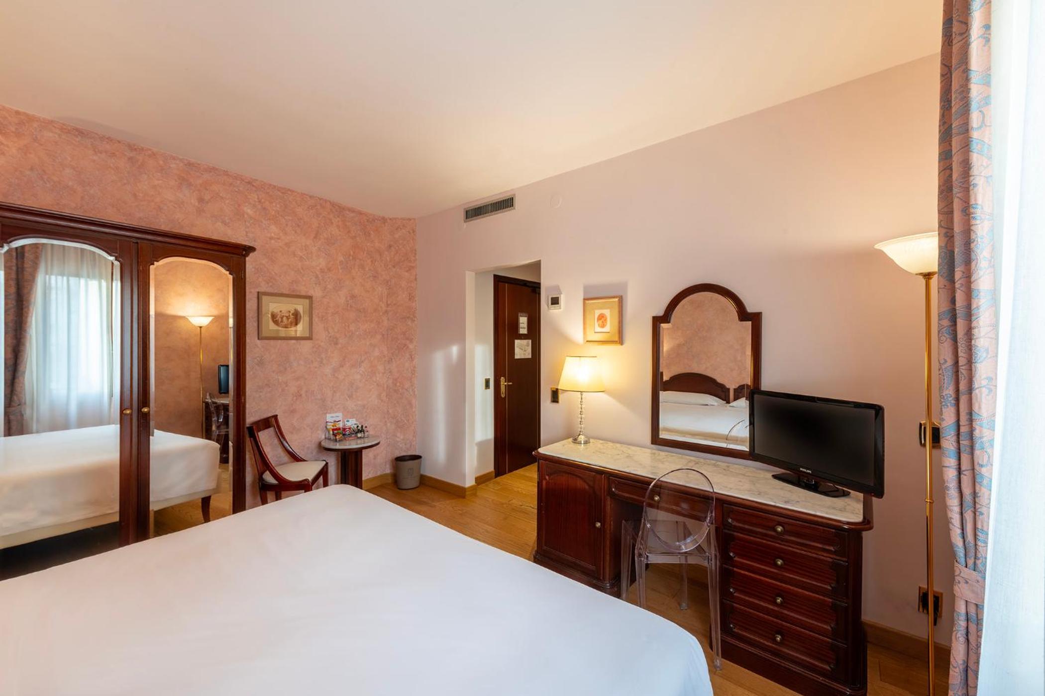 Standard Double or Twin Room - Photo 11