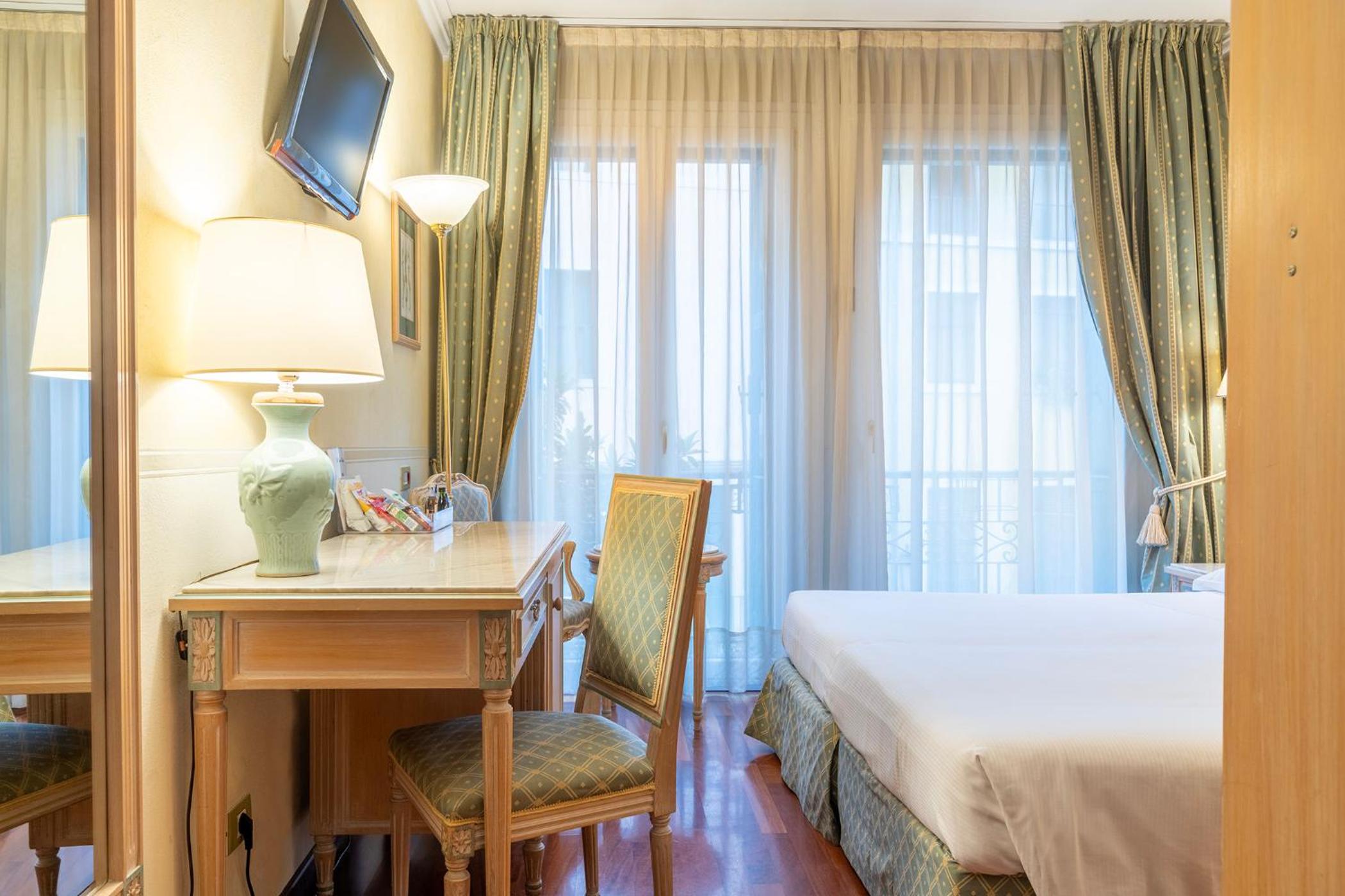 Standard Double or Twin Room - Photo 6