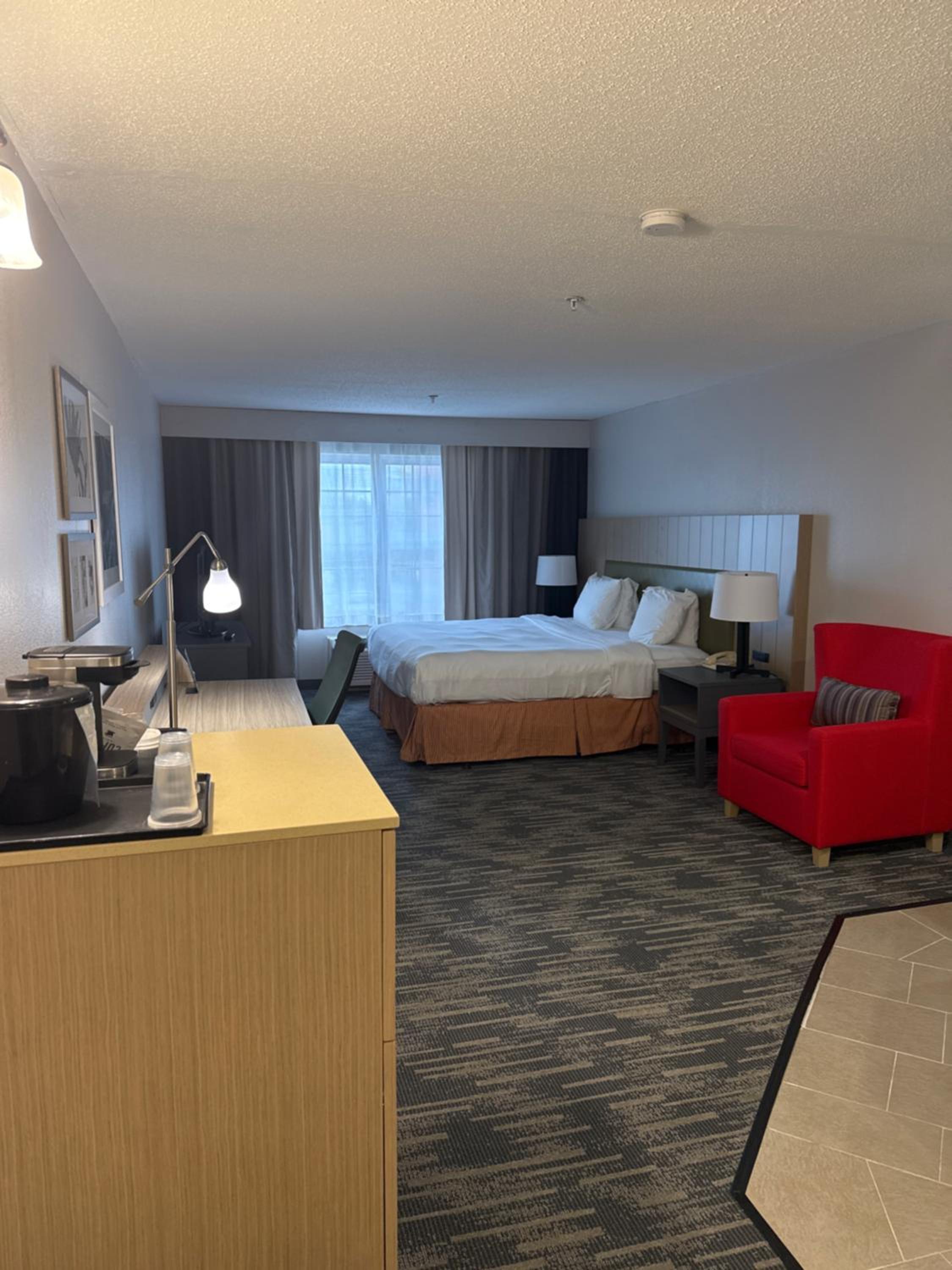 King Suite with Whirlpool - Non-Smoking - Photo 2