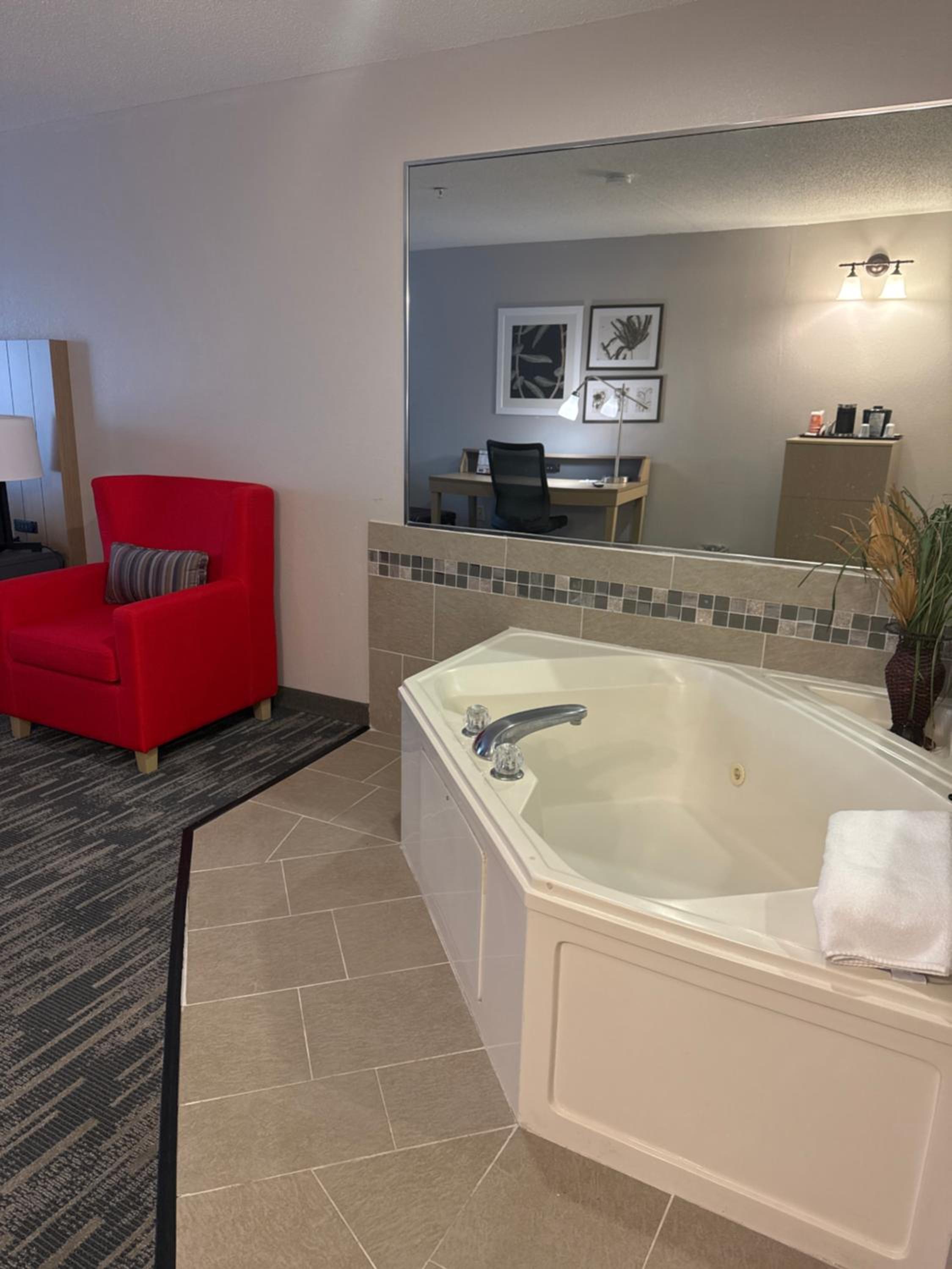 King Suite with Whirlpool - Non-Smoking - Photo 4