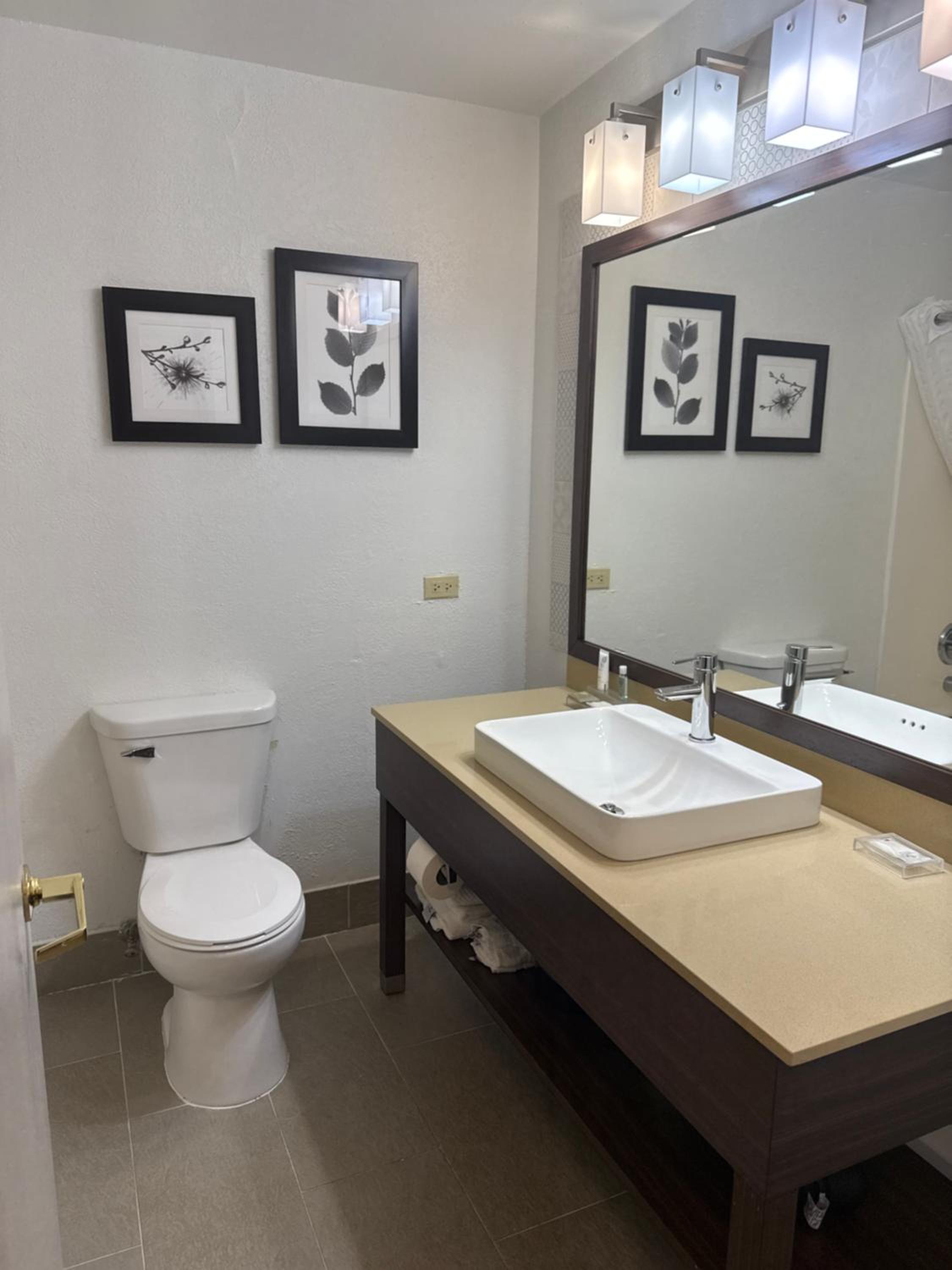 King Suite with Whirlpool - Non-Smoking - Photo 3
